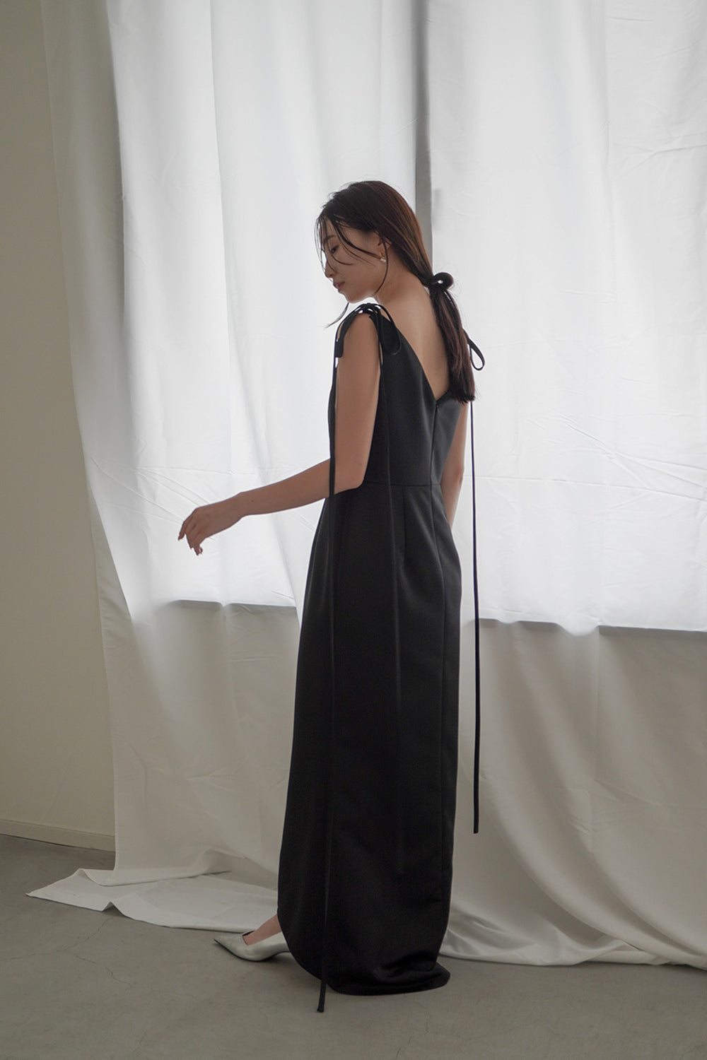 kaene サテンリボンドレス / 100855 | モデル身長160cm 着用サイズ34