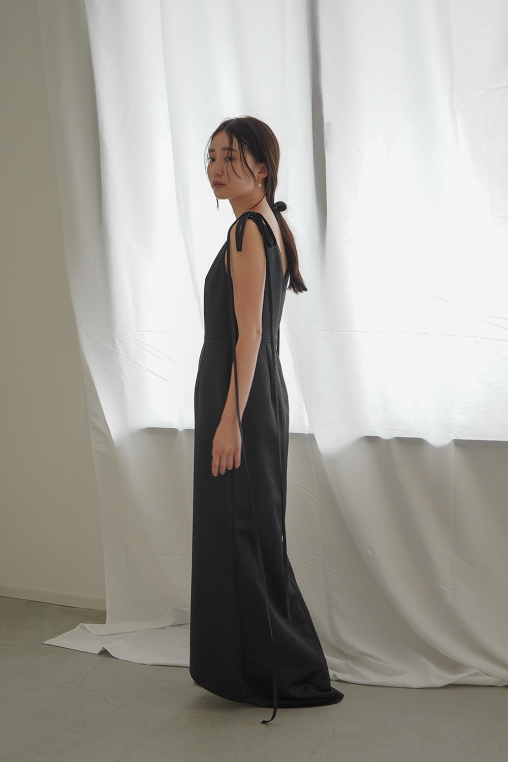 kaene サテンリボンドレス / 100855 | モデル身長160cm 着用サイズ34