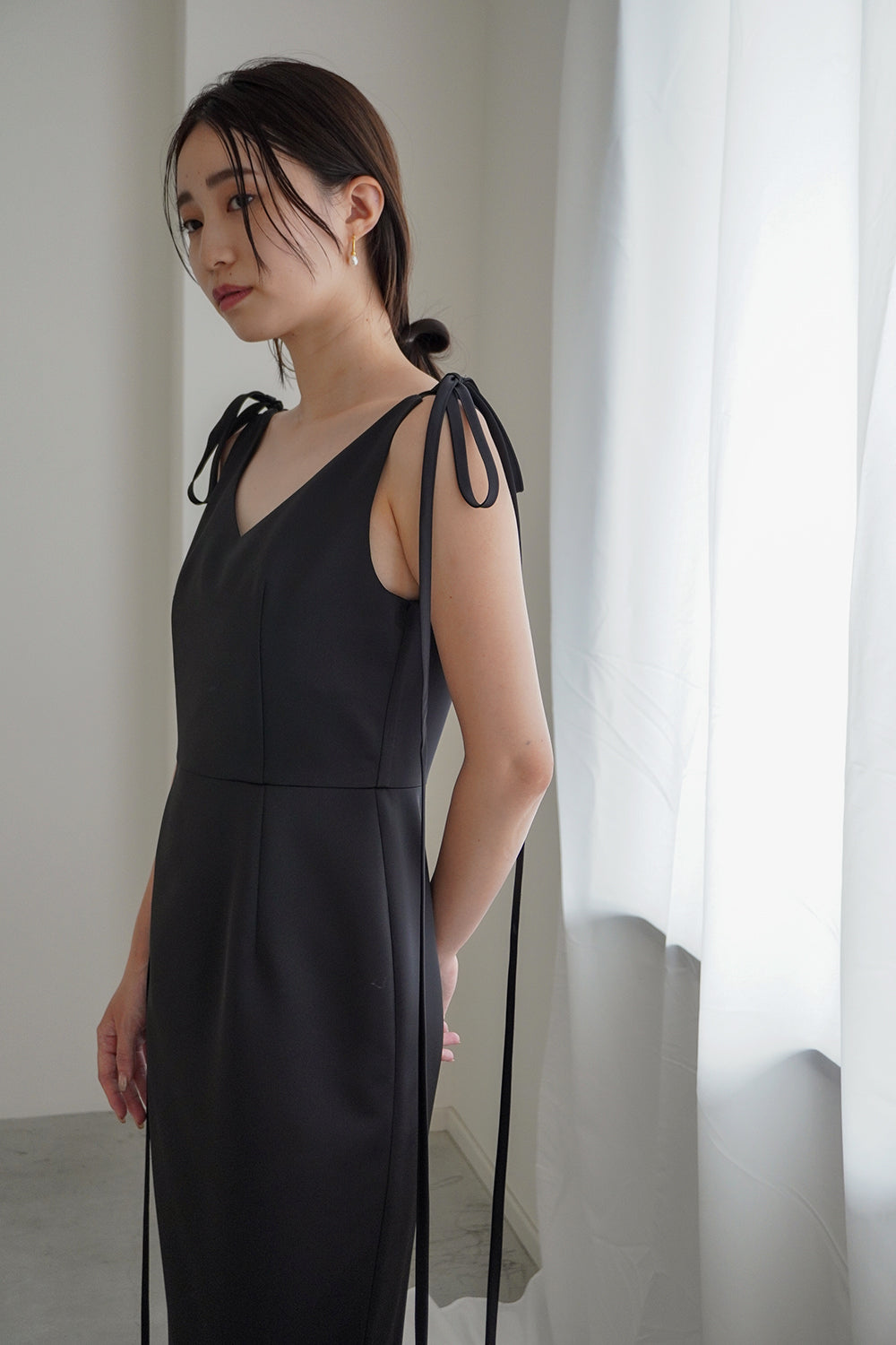kaene サテンリボンドレス / 100855 | モデル身長160cm 着用サイズ34