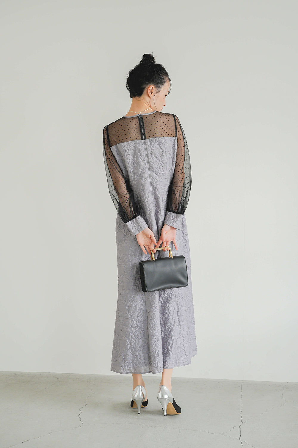 kaene エンボスフラワードットミックスドレス / 100979 | モデル身長165cm 着用サイズ38