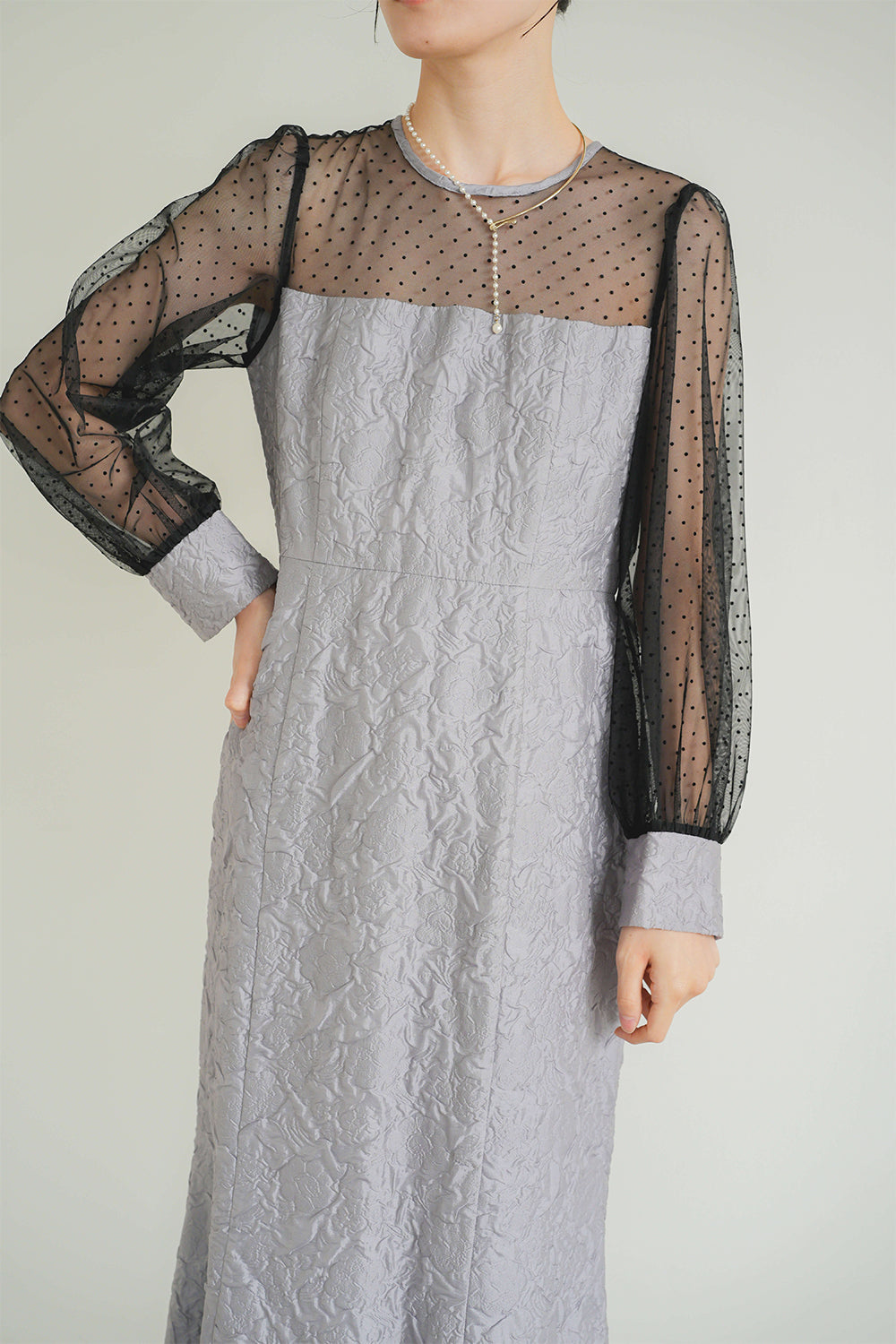 kaene エンボスフラワードットミックスドレス / 100979 | モデル身長165cm 着用サイズ38