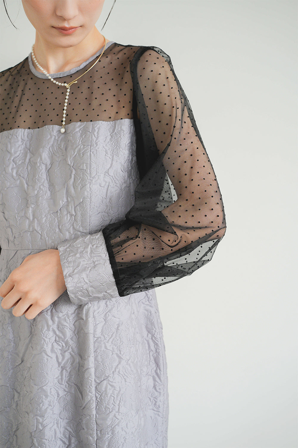 kaene エンボスフラワードットミックスドレス / 100979 | モデル身長165cm 着用サイズ38