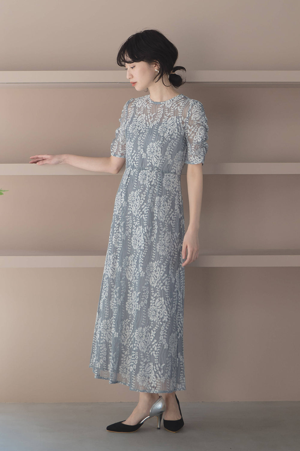 kaene 配色レースエプロンワンピース / 100604| モデル身長160cm 着用サイズ34