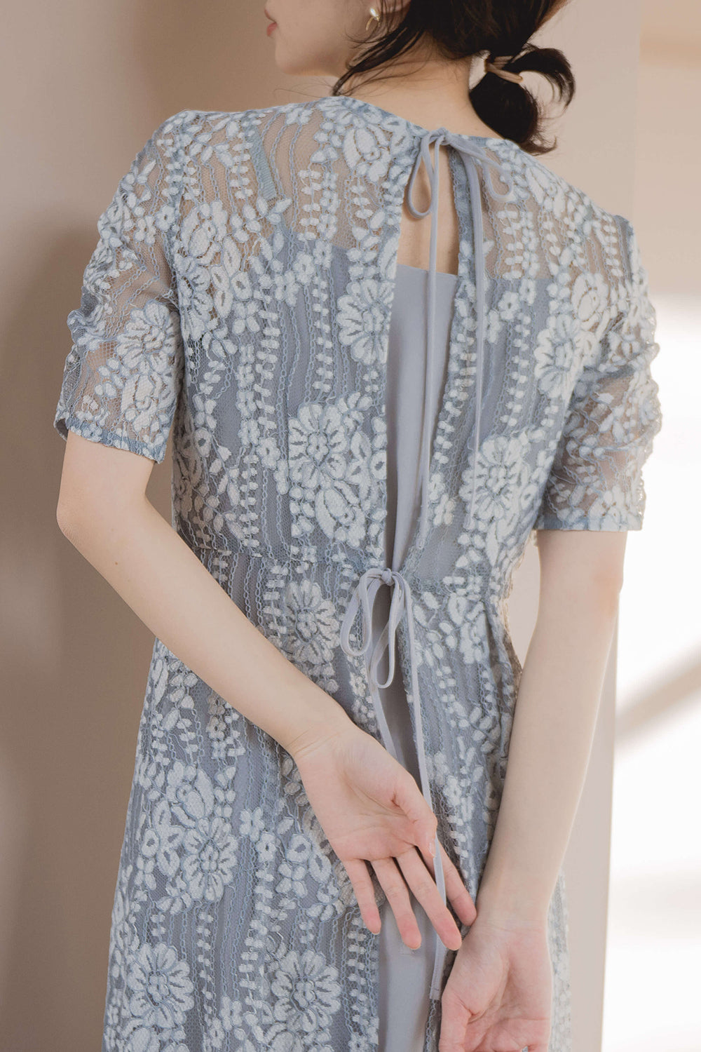 kaene 配色レースエプロンワンピース / 100604| モデル身長160cm 着用サイズ34