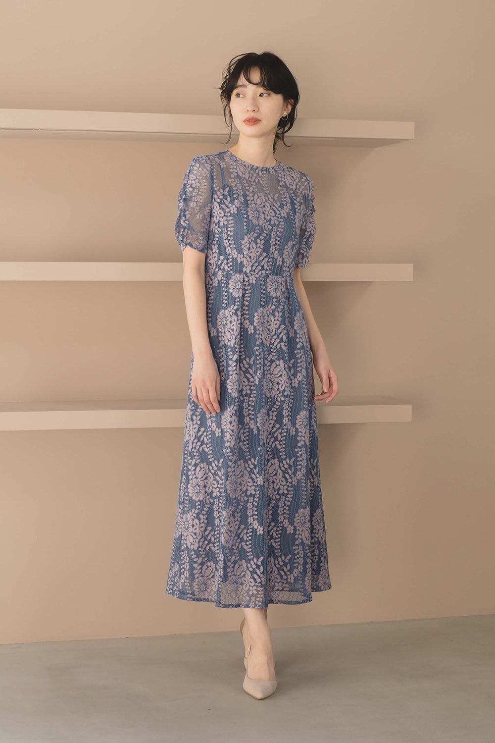 kaene 配色レースエプロンワンピース / 100604| モデル身長160cm 着用サイズ34