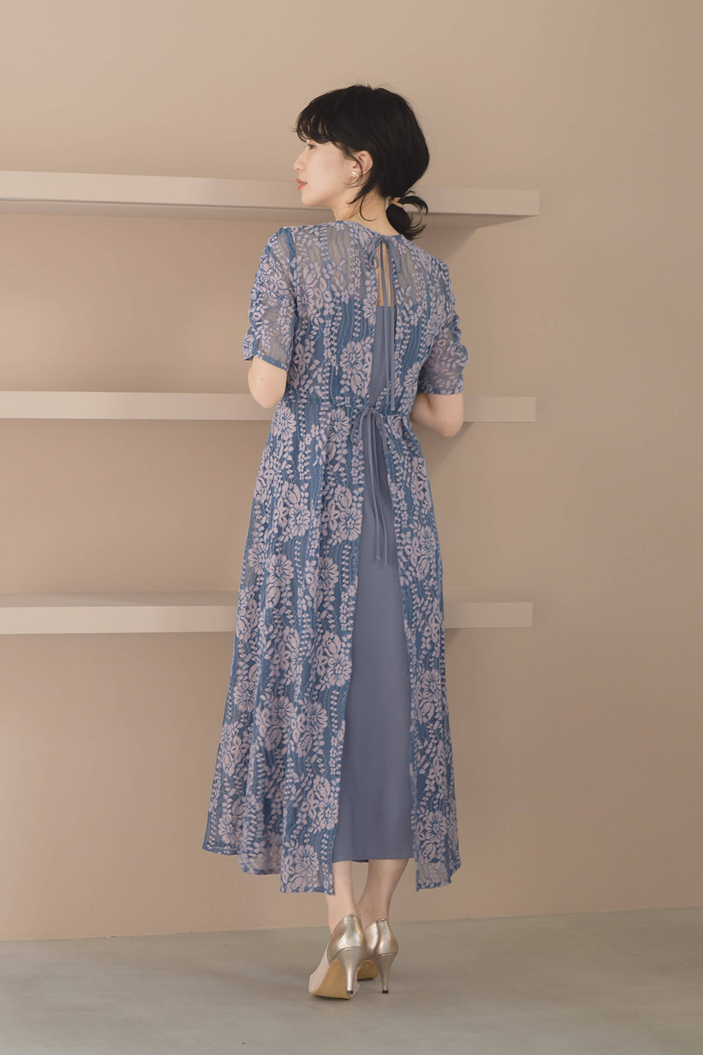 kaene 配色レースエプロンワンピース / 100604| モデル身長160cm 着用サイズ34