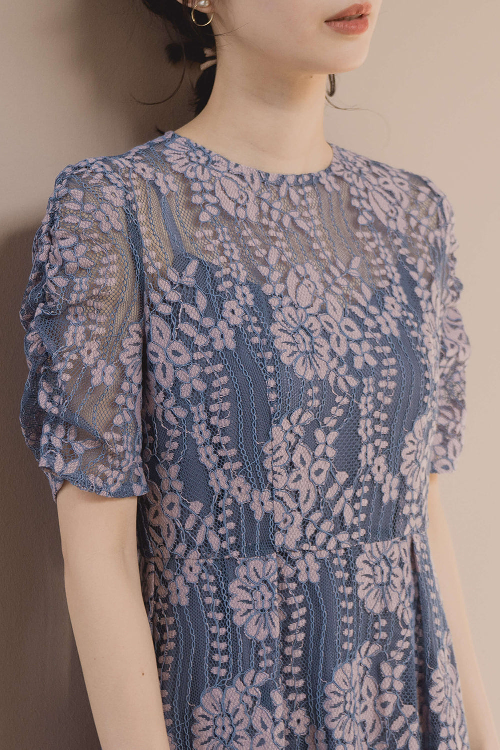 kaene 配色レースエプロンワンピース / 100604| モデル身長160cm 着用サイズ34