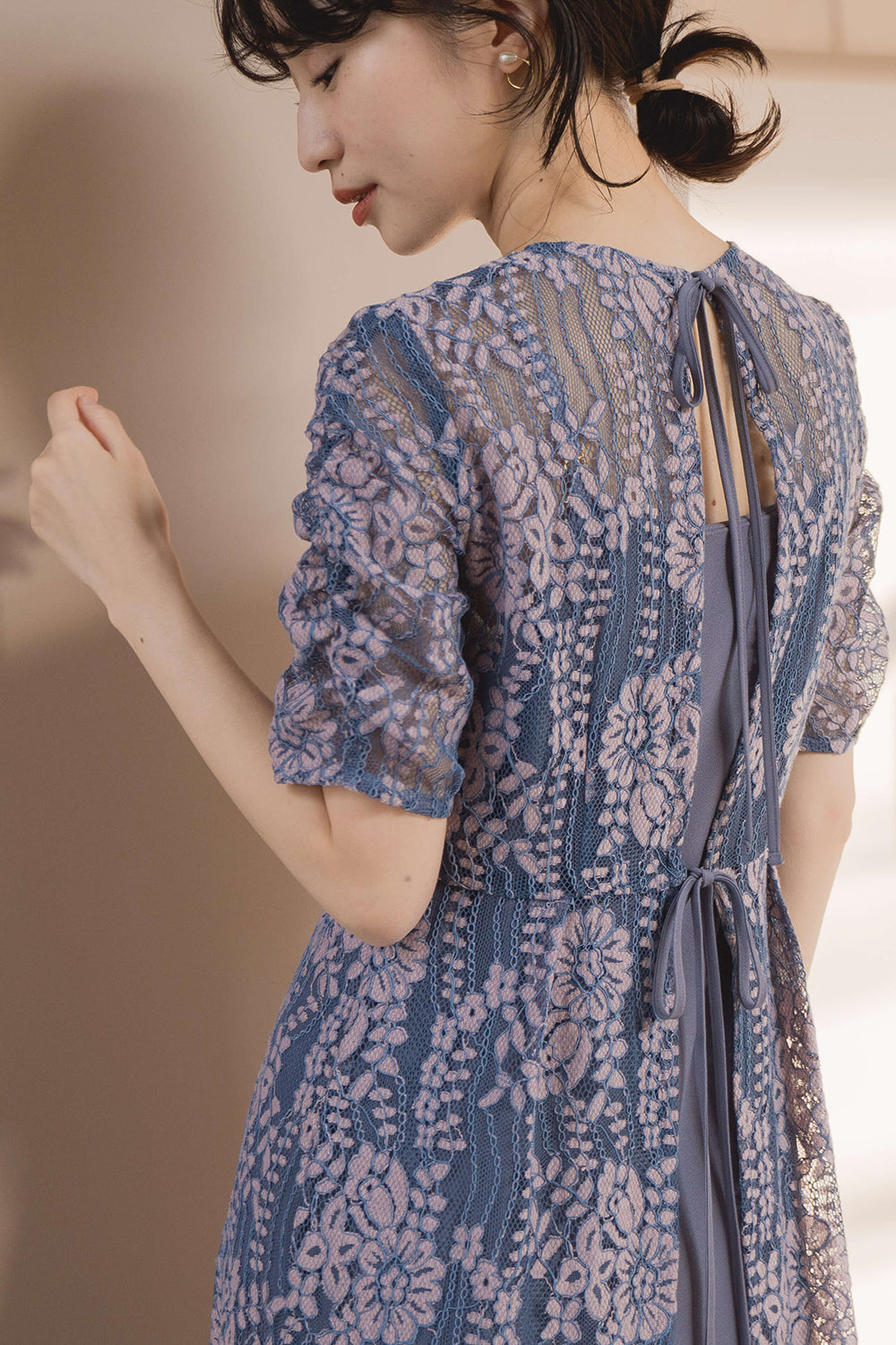 kaene（カエン）の「レースコクーンワンピース（ドレス）」 - WEAR Kaene シャイニー レース リボン ドレス　ワンピース　パープル系　結婚式