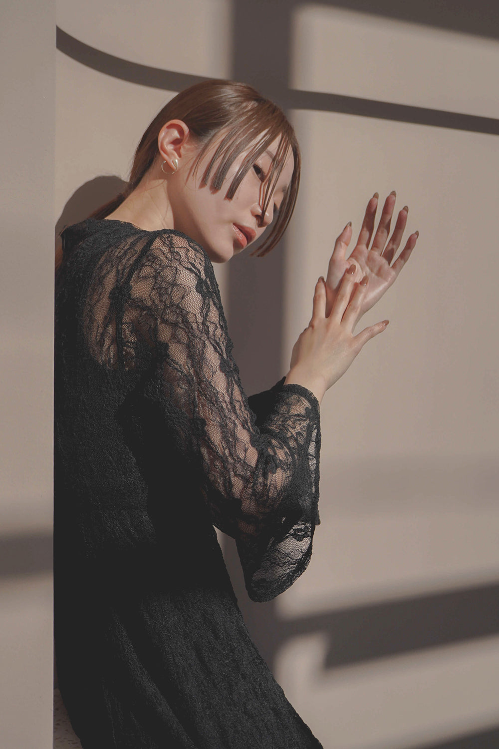 kaene リトルフラワーアシンメトリードレス / 100949 | モデル身長160cm 着用サイズ34