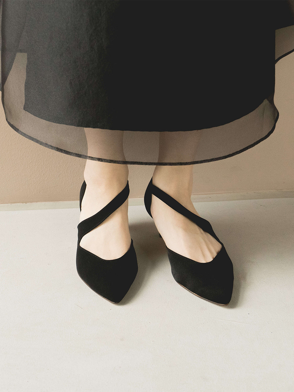 kaene アシメストラップパンプス / 050018 | black着用