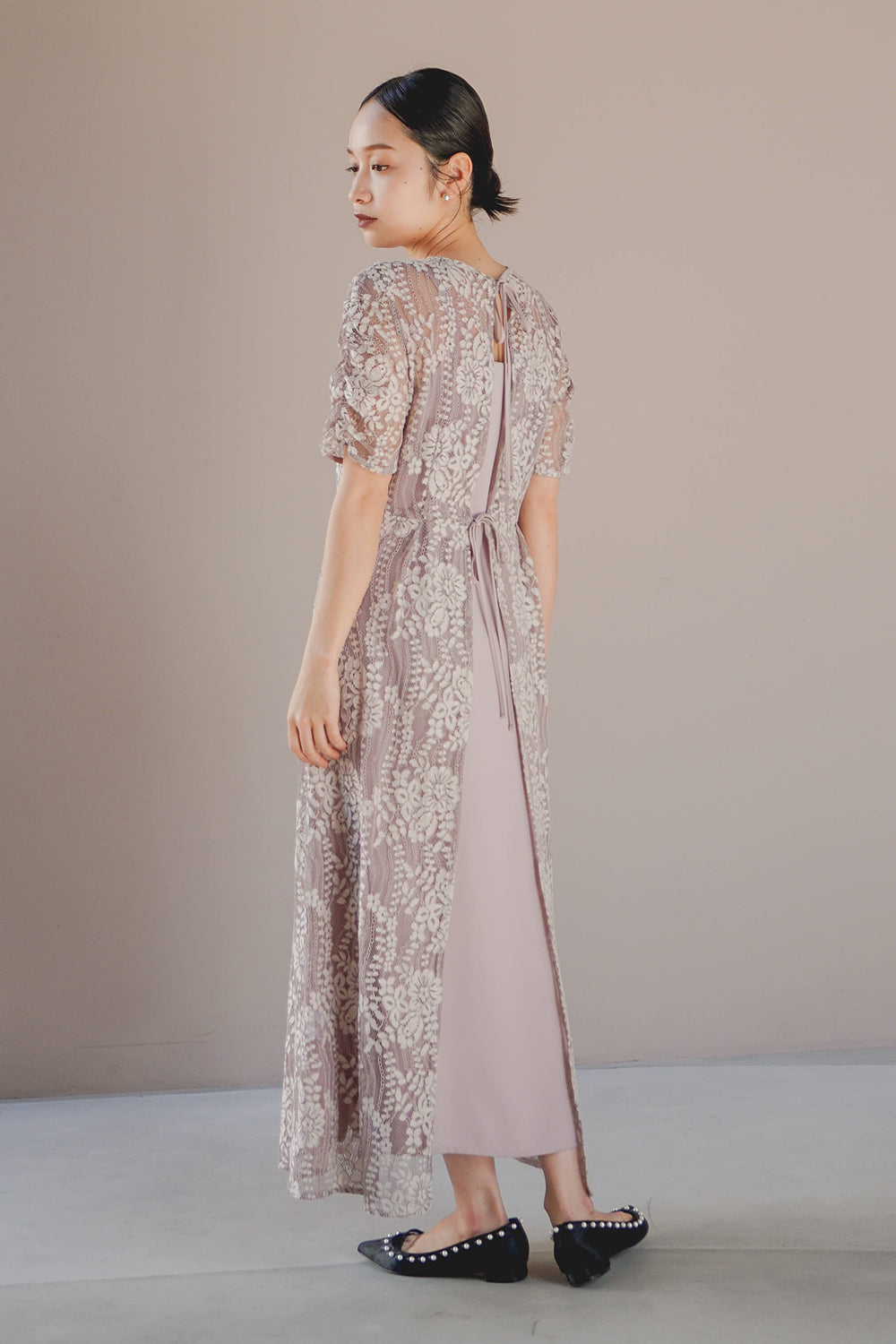 kaene 配色レースエプロンワンピース / 100604 | モデル身長157cm 着用サイズ34