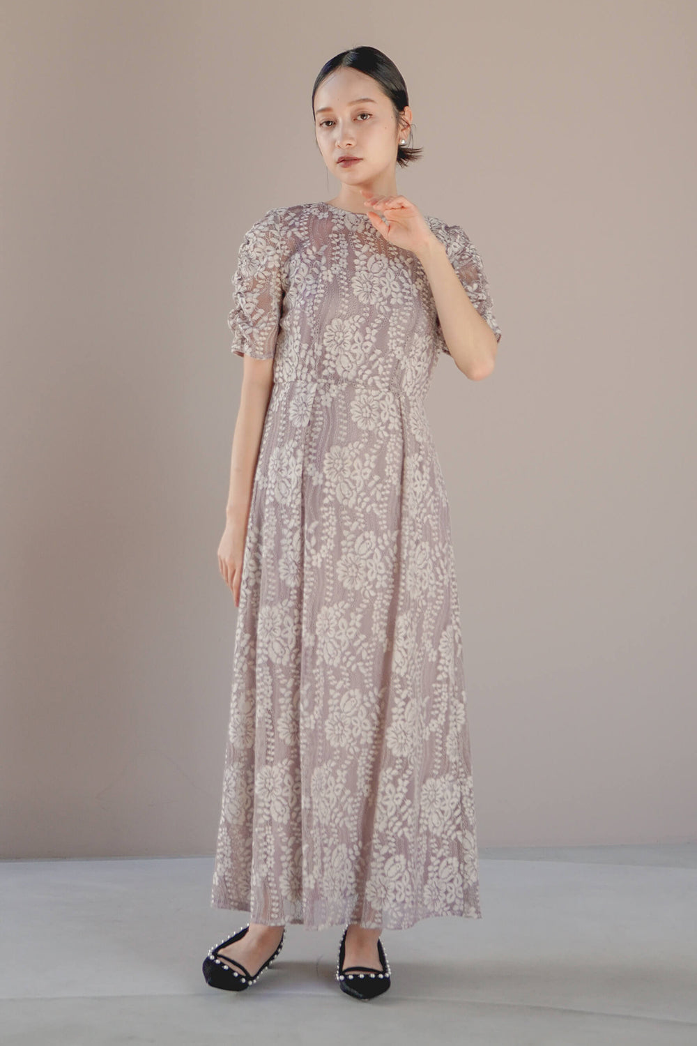 kaene 配色レースエプロンワンピース / 100604 | モデル身長157cm 着用サイズ34