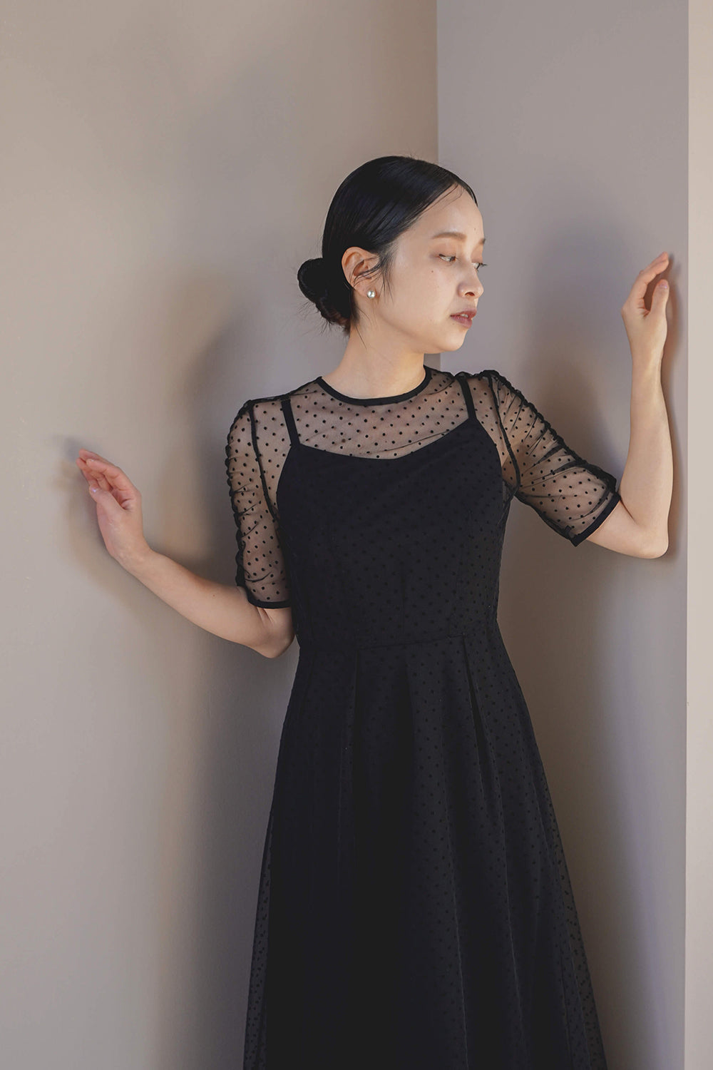 kaene ドットエプロンドレス / 100992 | モデル身長157cm 着用サイズ34