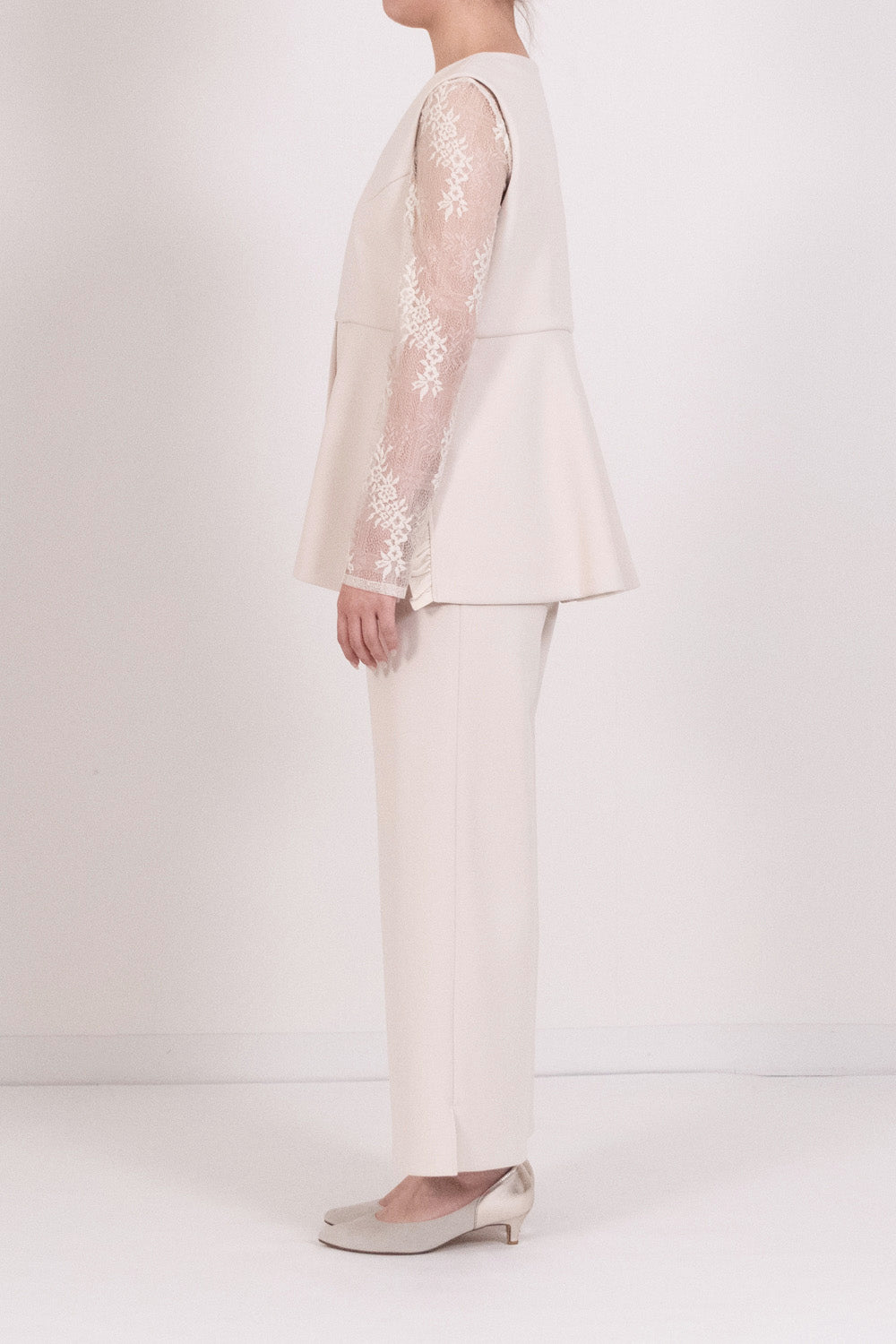kaene フリルデザインセットアップ / 002146 ジレ パンツ セットアップ beige | モデル身長162cm 着用サイズS(36) ※デザインレースブラウス / 010500着用