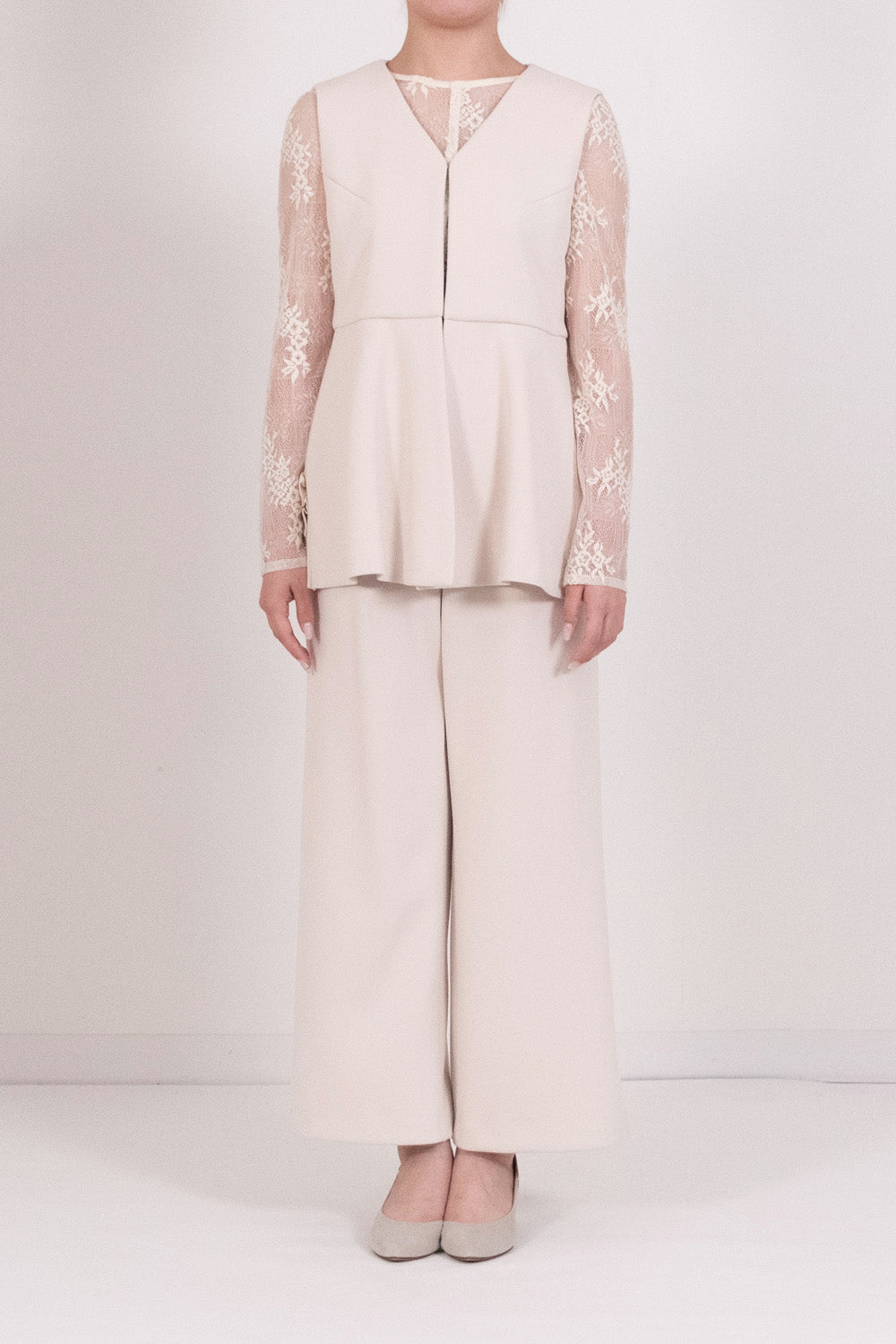 kaene フリルデザインセットアップ / 002146 ジレ パンツ セットアップ beige | モデル身長162cm 着用サイズS(36) ※デザインレースブラウス / 010500着用