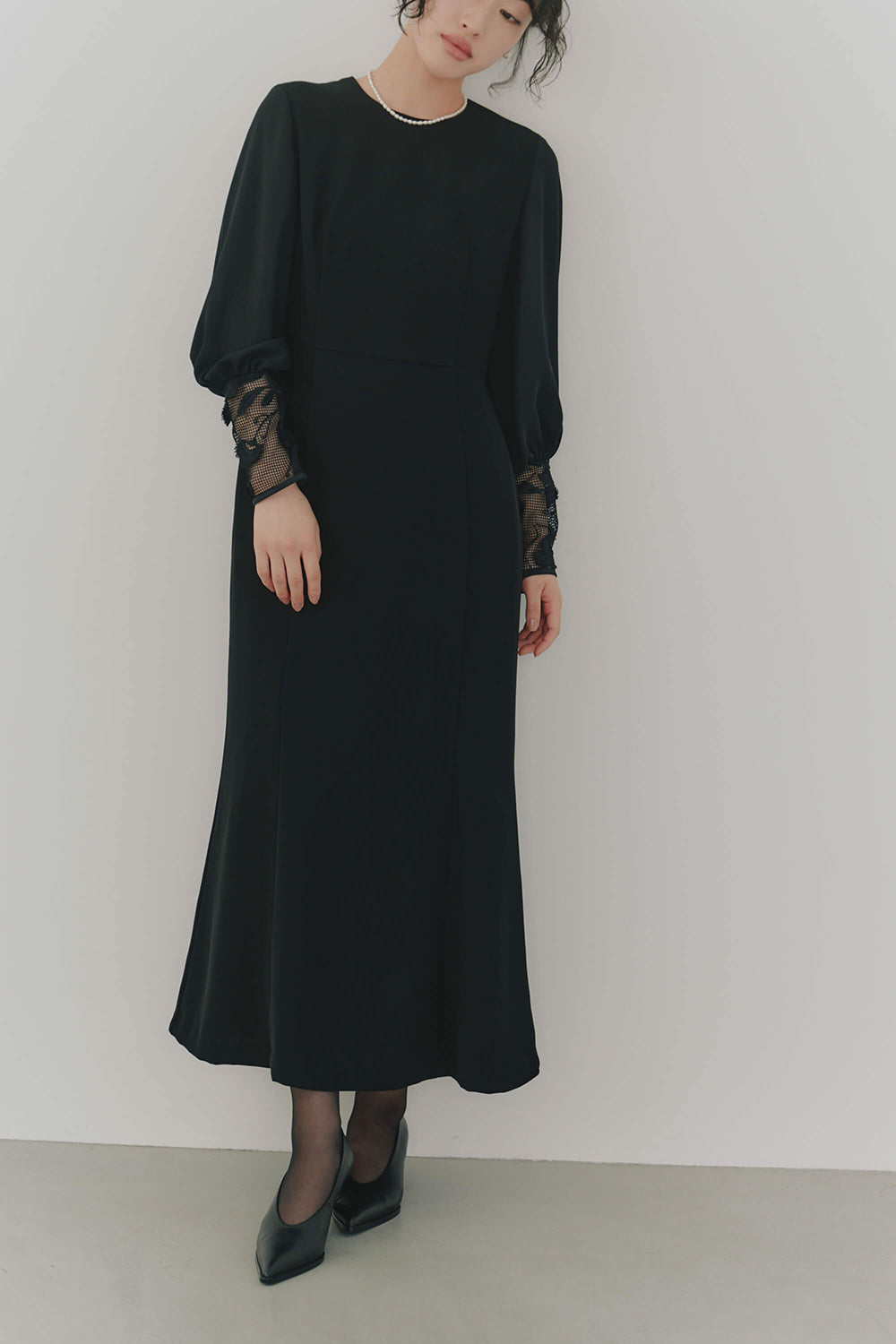 kaene エンブロイダリースリーブドレス / 100905 | モデル身長166cm 着用サイズ38