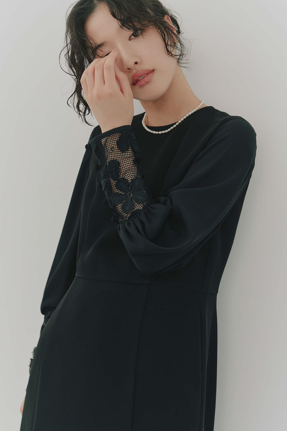 kaene エンブロイダリースリーブドレス / 100905 | モデル身長166cm 着用サイズ38