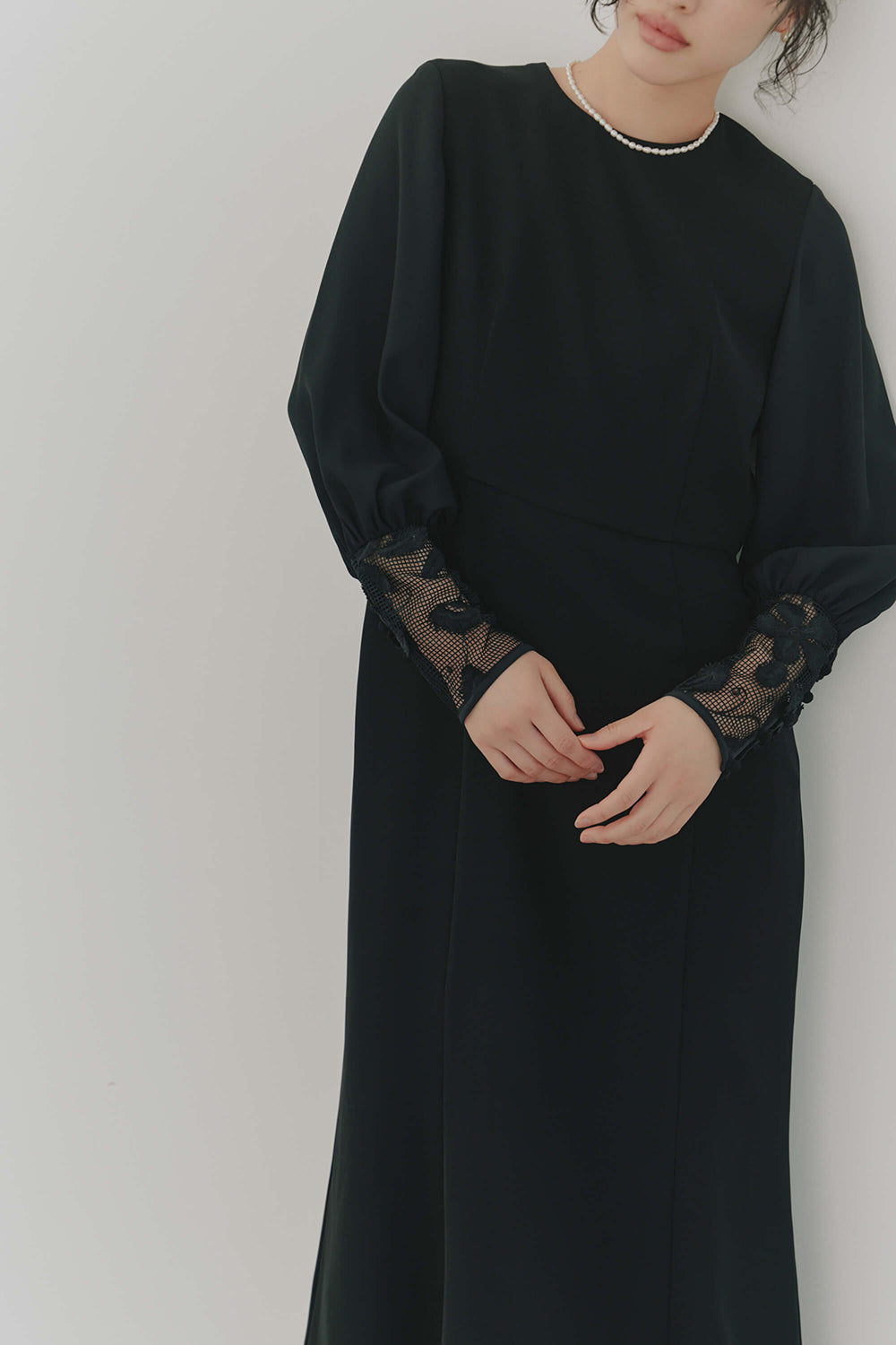 kaene エンブロイダリースリーブドレス / 100905 | モデル身長166cm 着用サイズ38