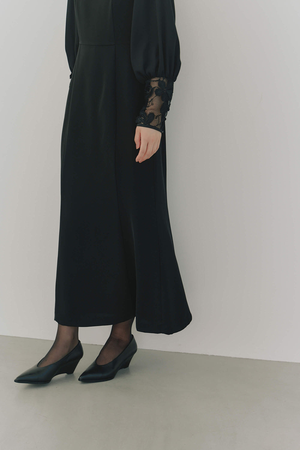 kaene エンブロイダリースリーブドレス / 100905 | モデル身長166cm 着用サイズ38