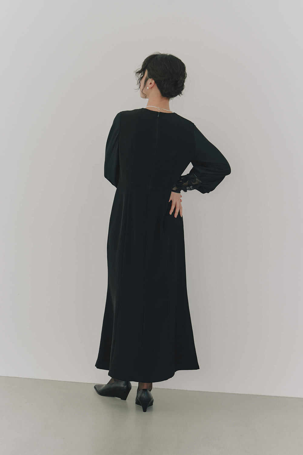 kaene エンブロイダリースリーブドレス / 100905 | モデル身長166cm 着用サイズ38