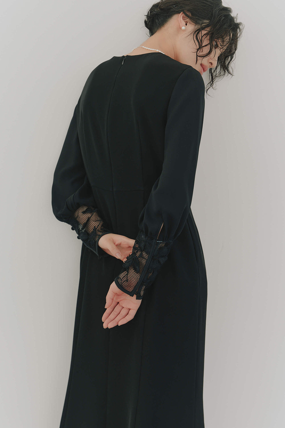 kaene エンブロイダリースリーブドレス / 100905 | モデル身長166cm 着用サイズ38