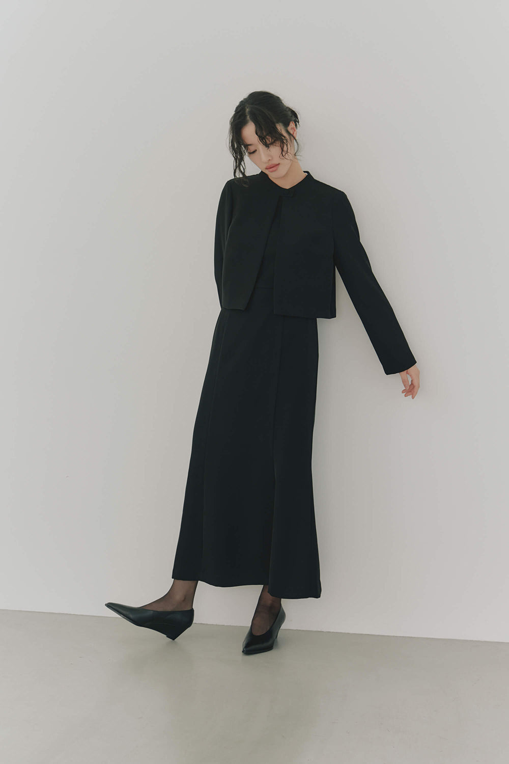 kaene エンブロイダリースリーブドレス / 100905 | モデル身長166cm 着用サイズ38 ※005347ジャケット(38)着用