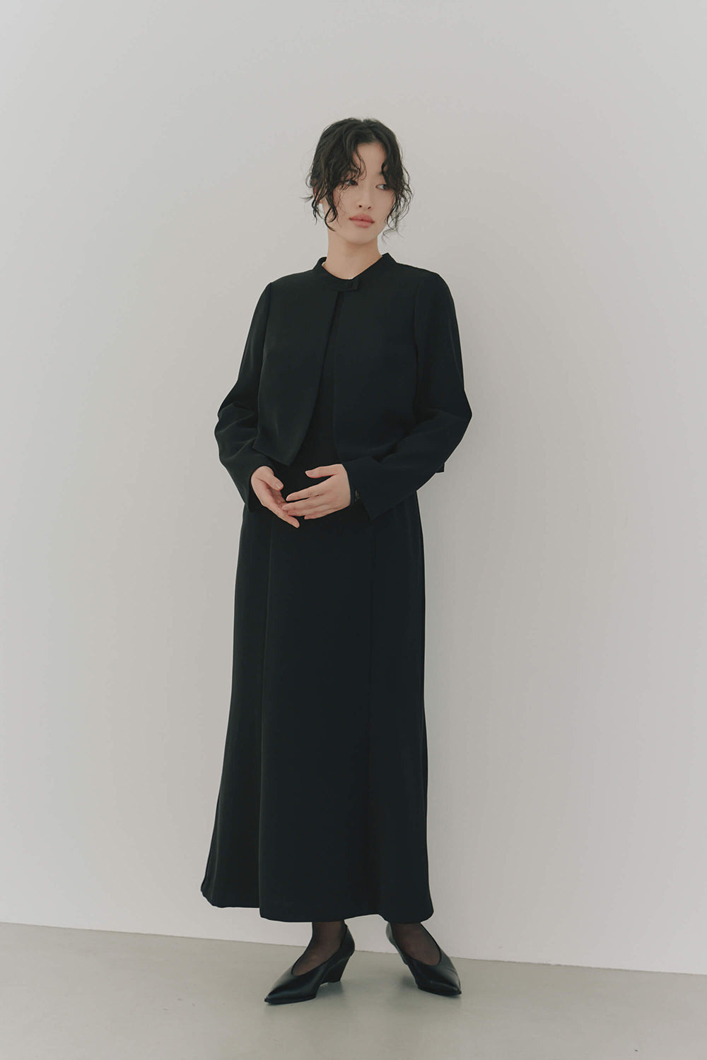 kaene エンブロイダリースリーブドレス / 100905 | モデル身長166cm 着用サイズ38 ※005347ジャケット(38)着用