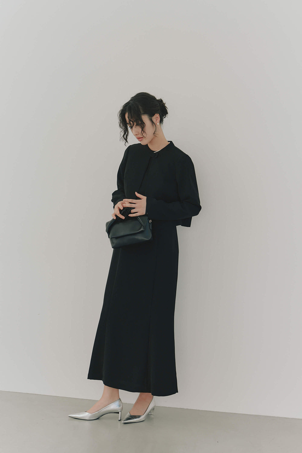 kaene エンブロイダリースリーブドレス / 100905 | モデル身長166cm 着用サイズ38 ※005347ジャケット(38)着用