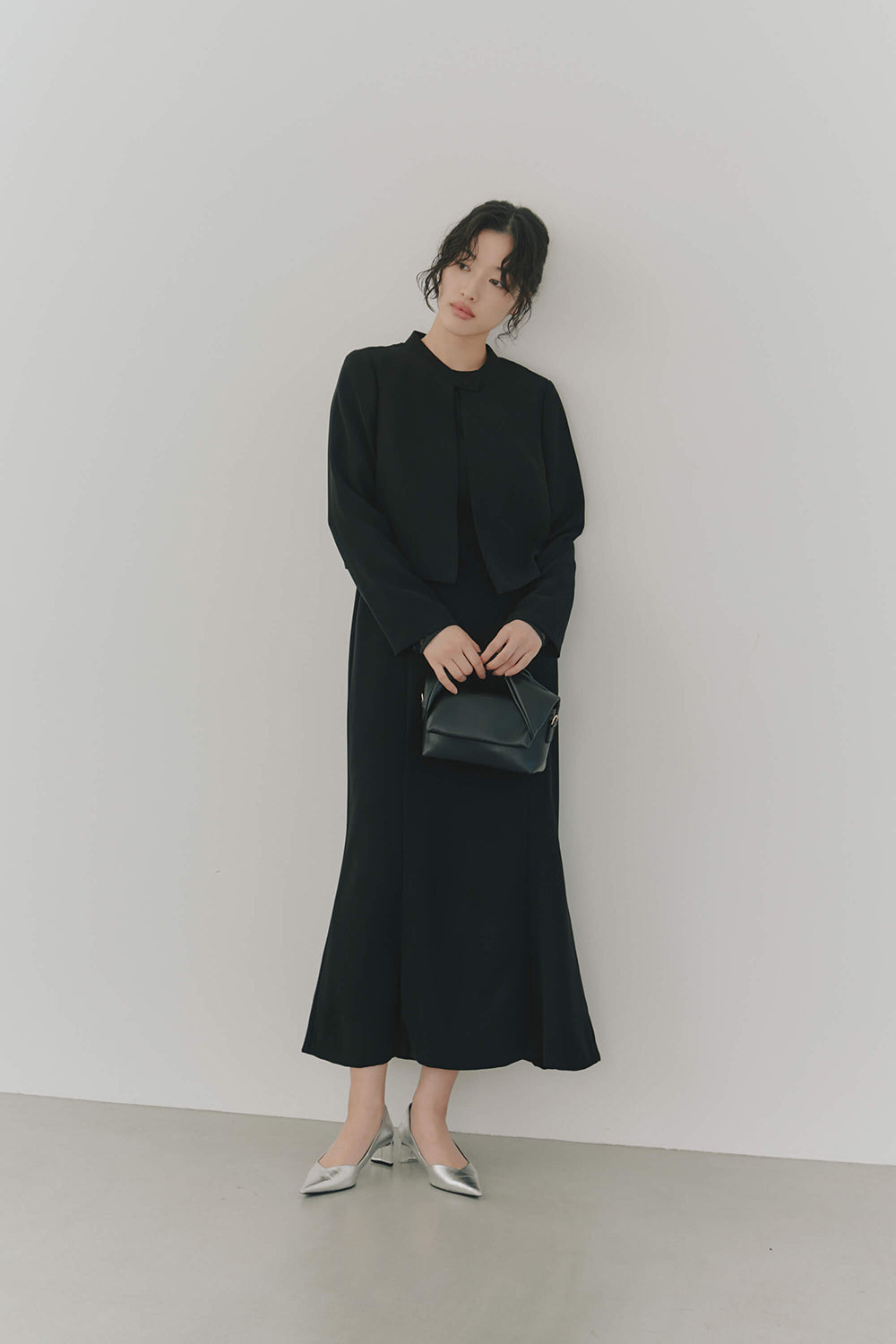 kaene エンブロイダリースリーブドレス / 100905 | モデル身長166cm 着用サイズ38 ※005347ジャケット(38)着用