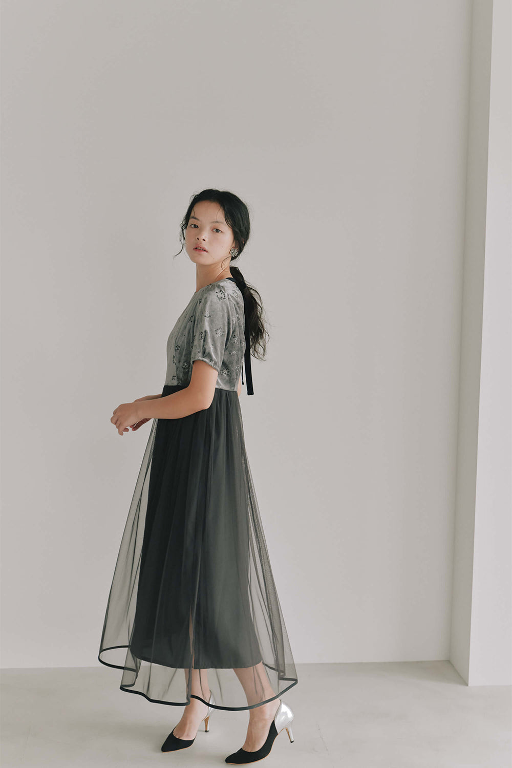 kaene フラワープリントベロアドレス / 101143 | モデル身長165cm 着用サイズS(36)