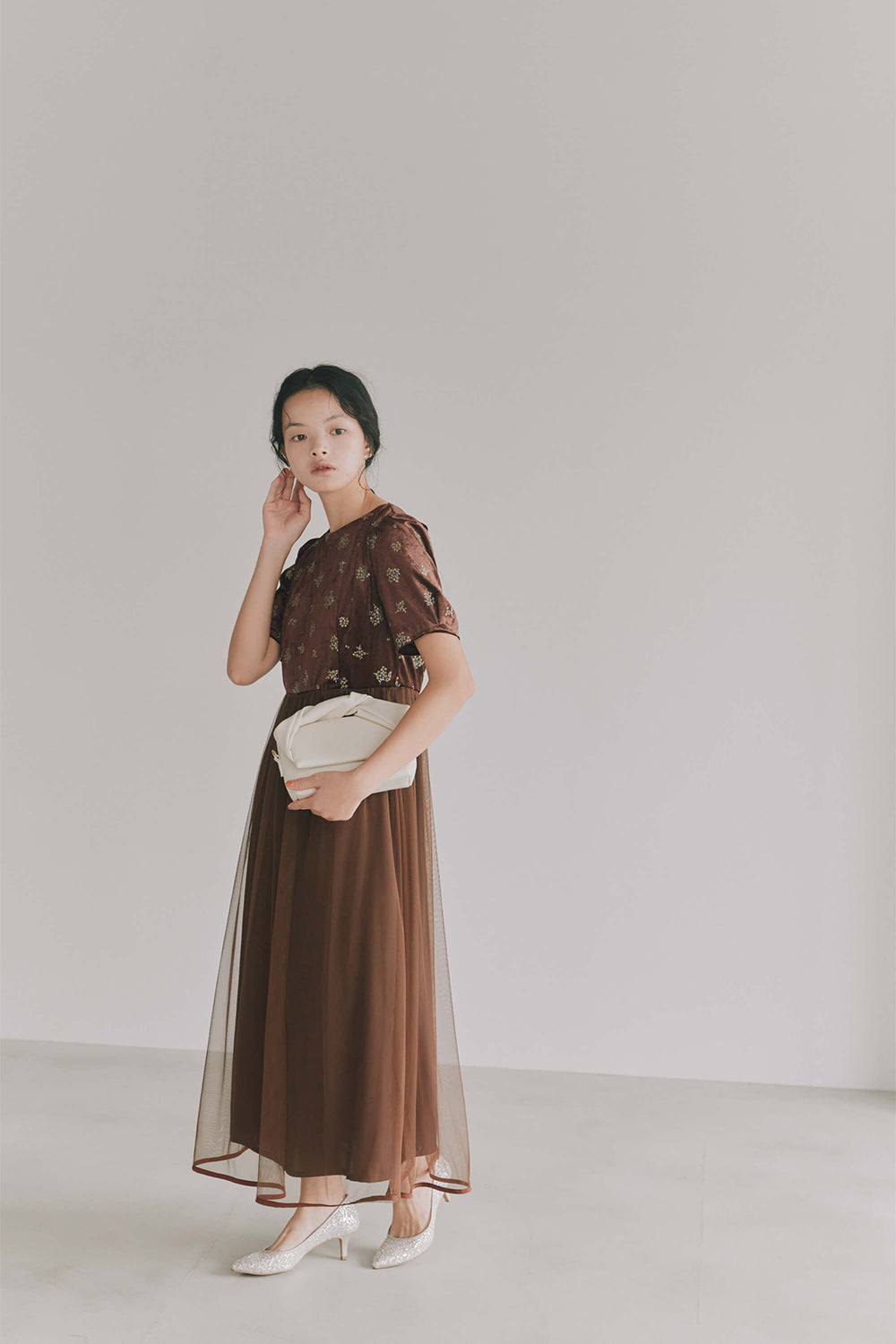 kaene フラワープリントベロアドレス / 101143 | モデル身長165cm 着用サイズM(38)