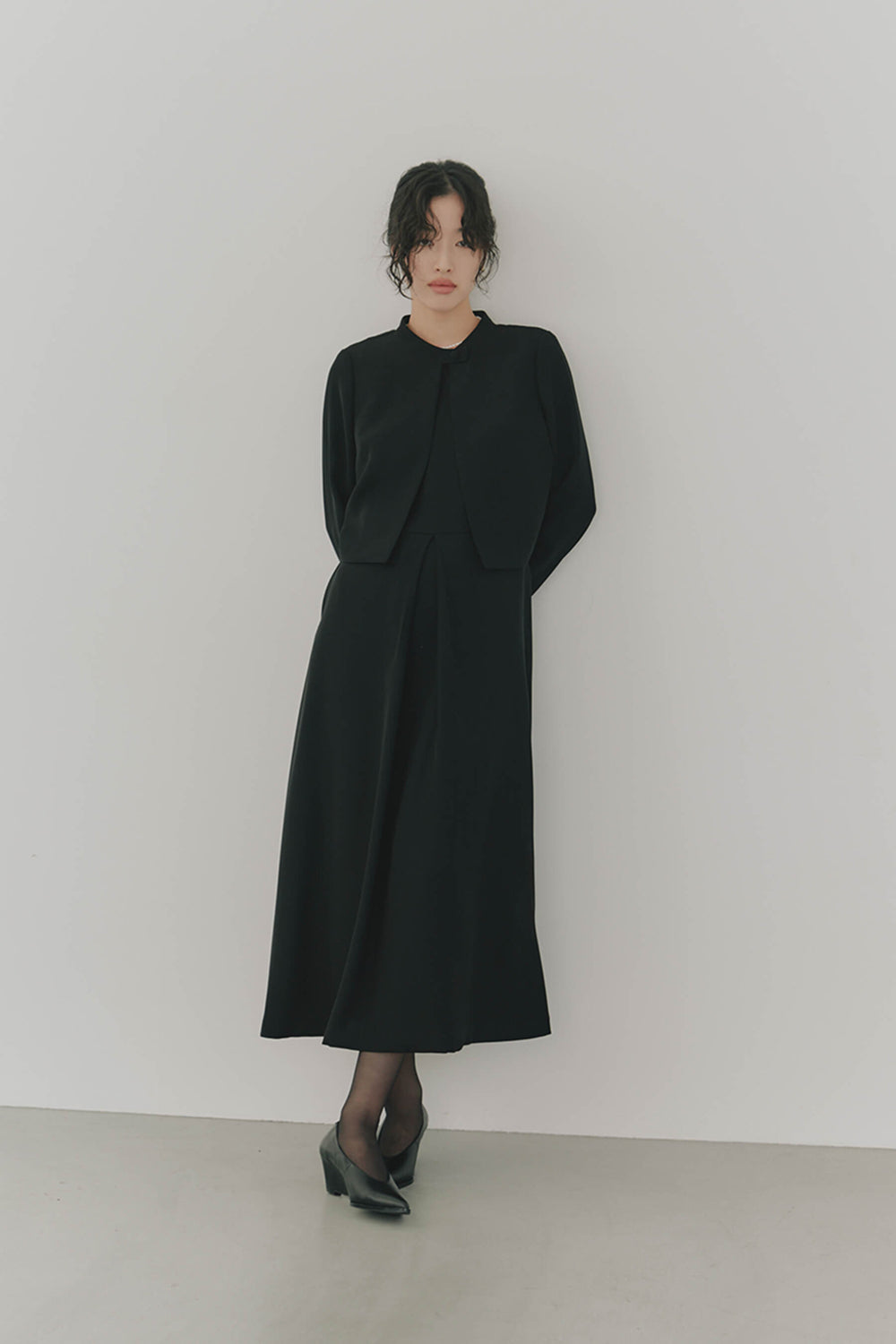 kaene シフォン合わせロングワンピース / 100647 |モデル身長166cm 着用サイズ38 ※005347(38)ジャケット着用