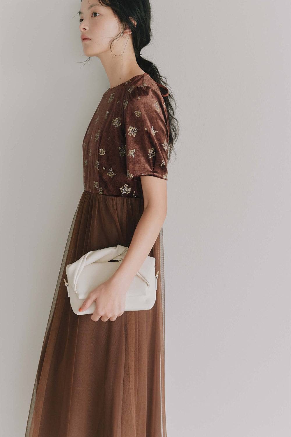 kaene フラワープリントベロアドレス / 101143 | モデル身長165cm 着用サイズM(38)