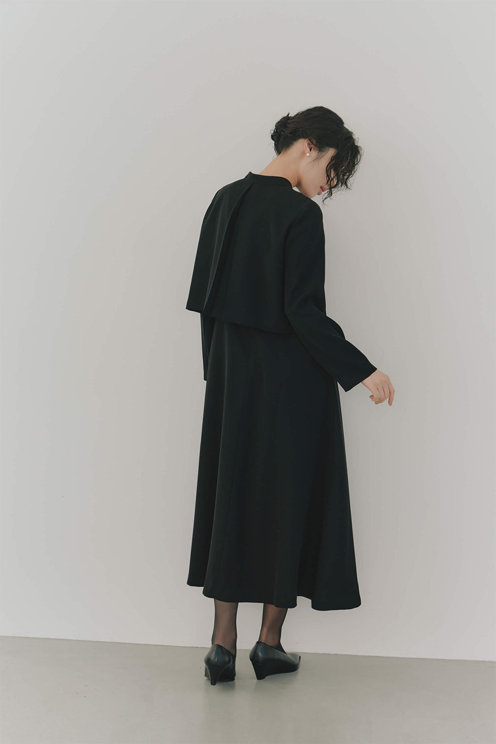 kaene シフォン合わせロングワンピース / 100647 |モデル身長166cm 着用サイズ38 ※005347(38)ジャケット着用