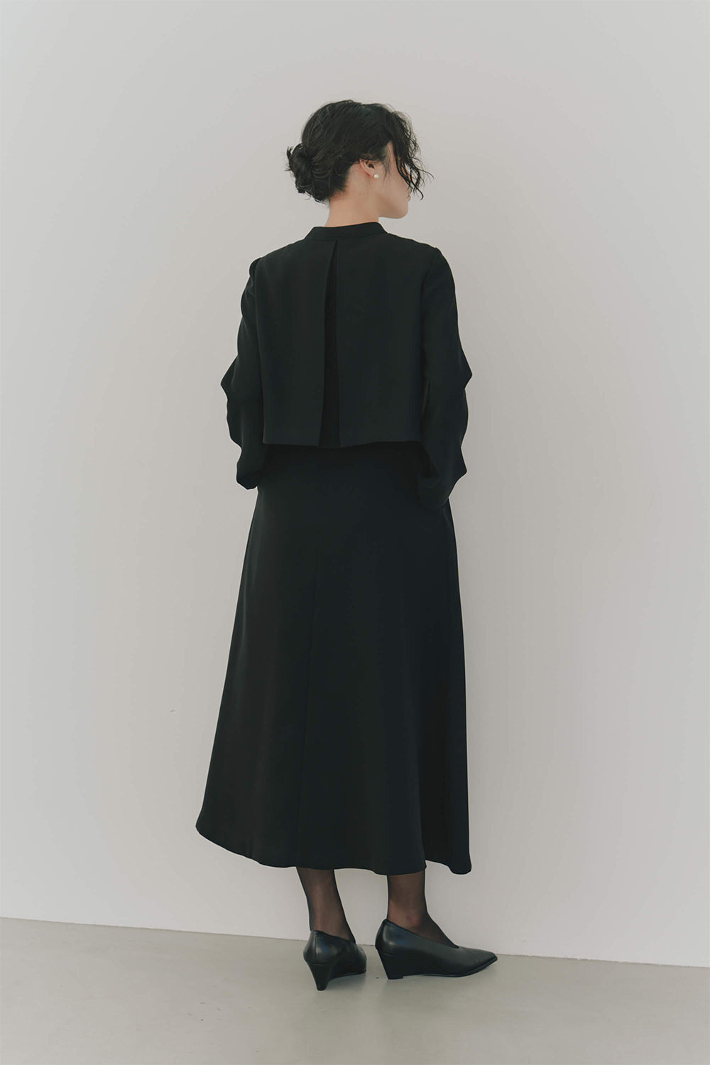 kaene シフォン合わせロングワンピース / 100647 |モデル身長166cm 着用サイズ38 ※black着用 ※005347(38)ジャケット着用