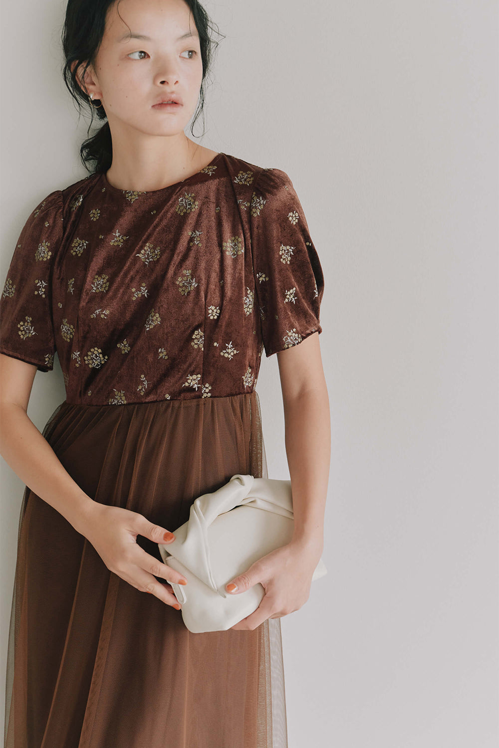 kaene フラワープリントベロアドレス / 101143 | モデル身長165cm 着用サイズM(38)