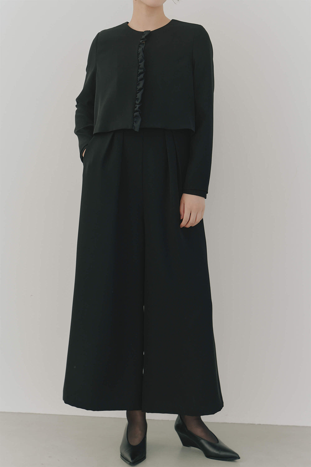 kaene カーブネックオールインワン / 100900 | モデル身長166cm 着用サイズ38 ※シフォンフリルジャケット / 005312