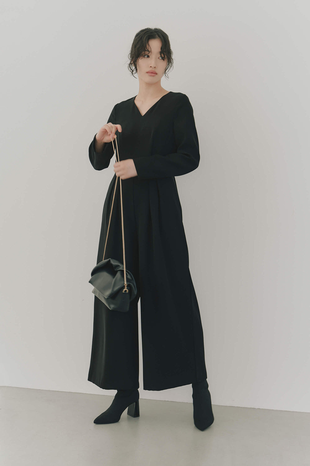 kaene カーブネックオールインワン / 100900 | モデル身長166cm 着用サイズ38