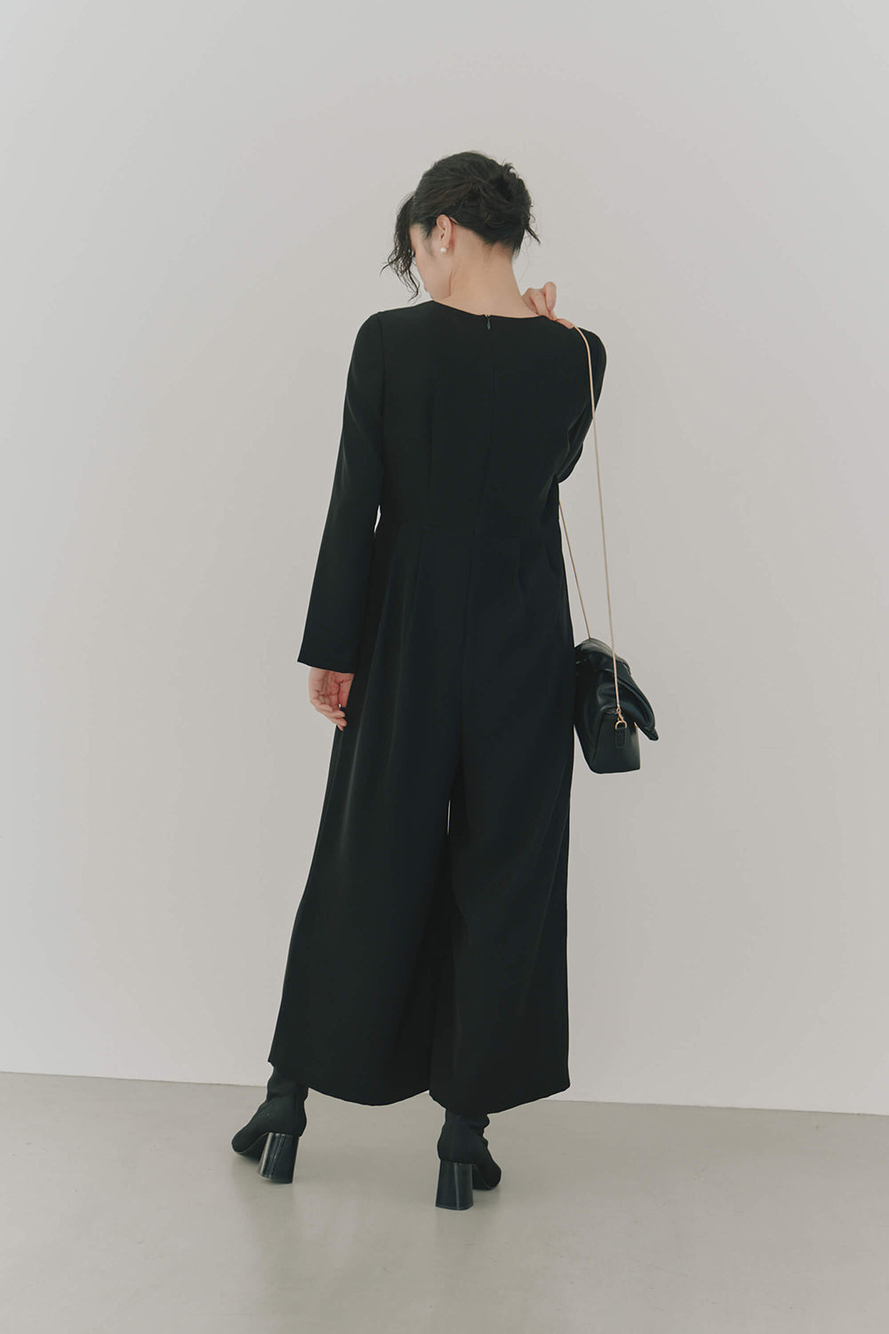 kaene カーブネックオールインワン / 100900 | モデル身長166cm 着用サイズ38