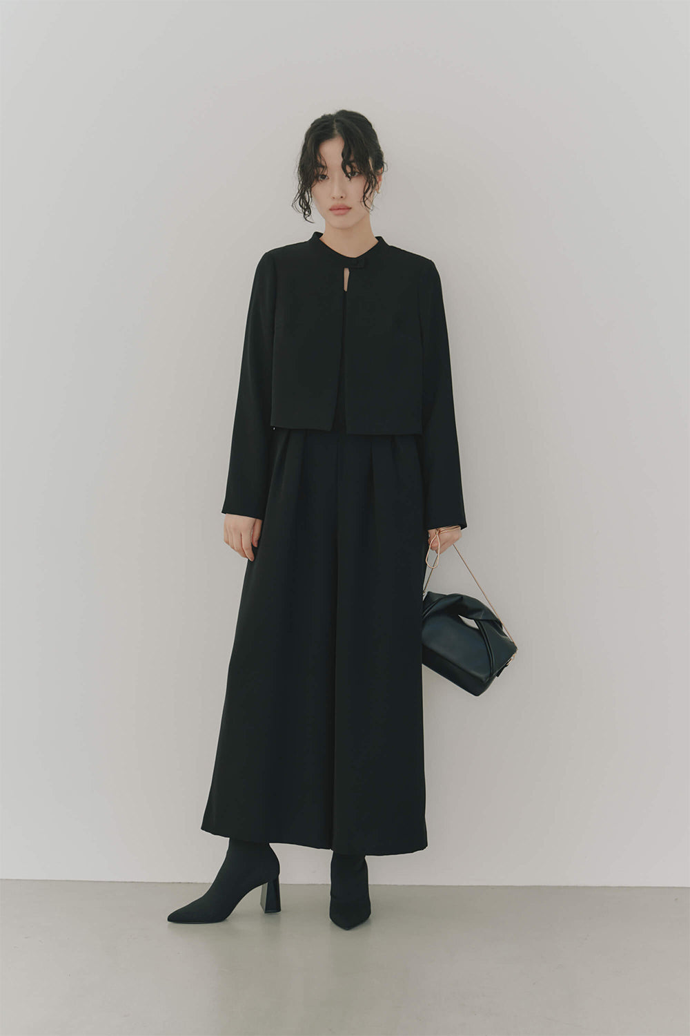 kaene カーブネックオールインワン / 100900 | モデル身長166cm 着用サイズ38 ※バックタックジャケット / 005347