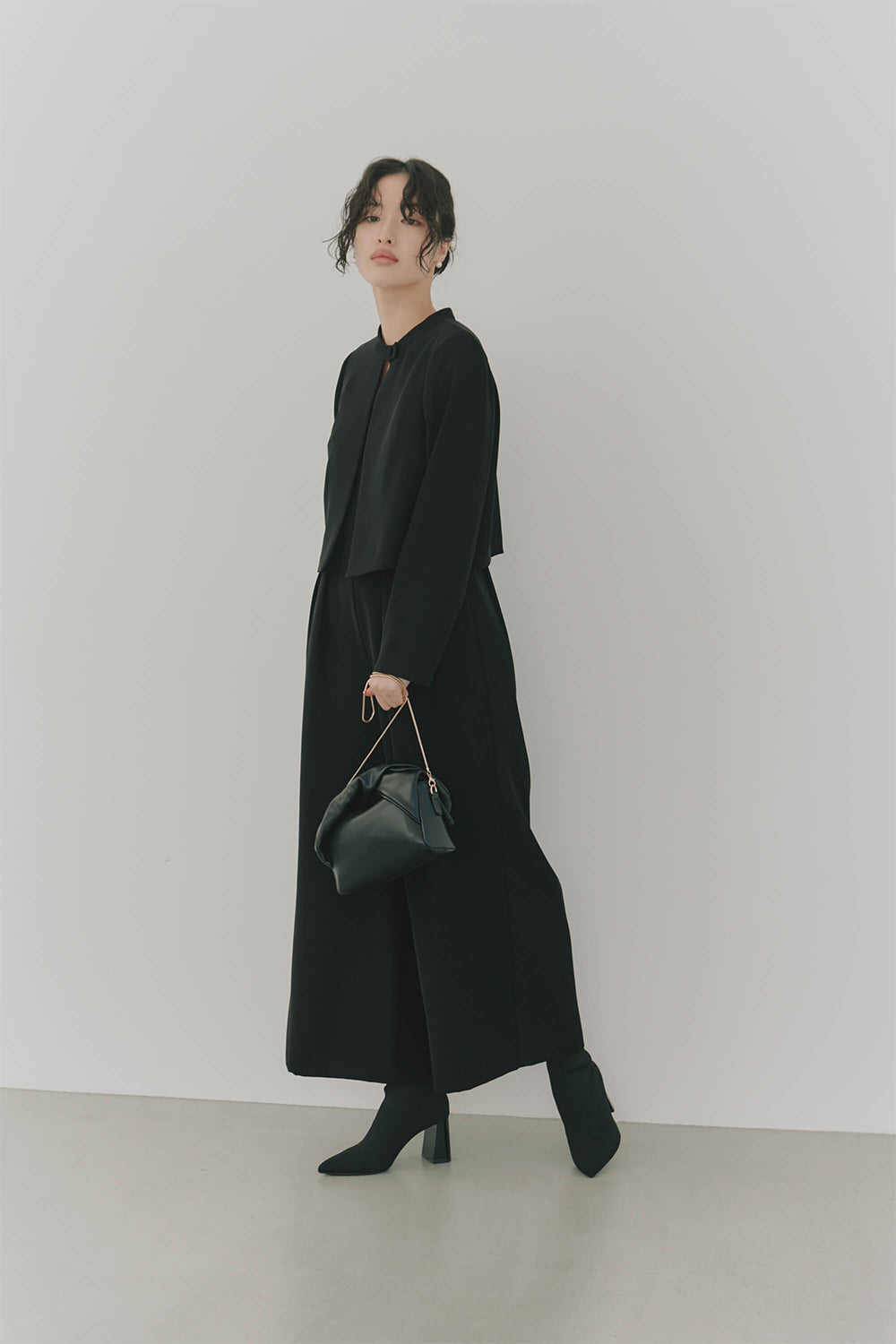 kaene バックタックジャケット / 005347 | モデル身長166cm 着用サイズ38 ※カーブネックオールインワン(100900)着用