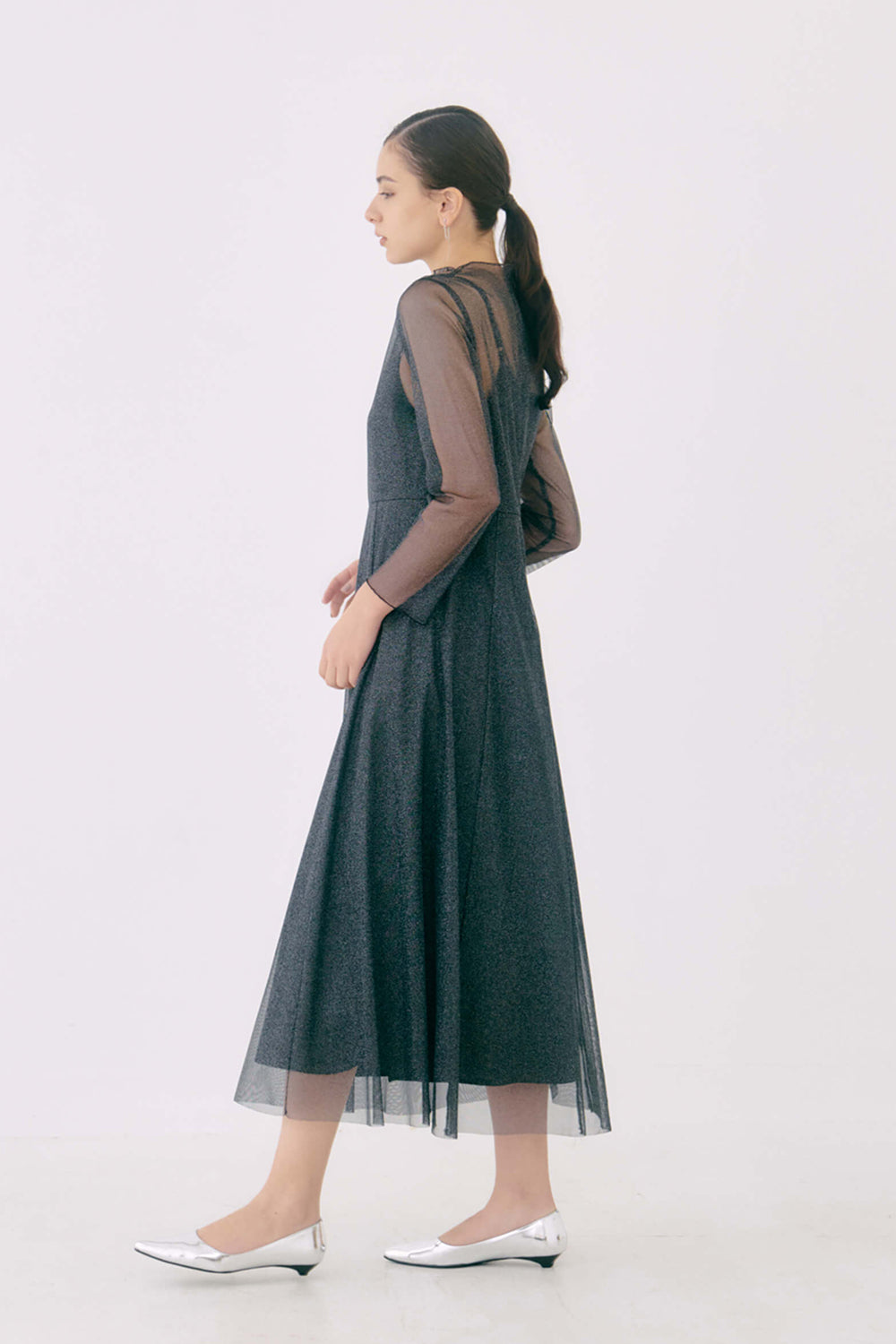 kaene ラメチュールメロウワンピース / 100535 | モデル身長170cm 着用サイズ38 ※black-silver着用