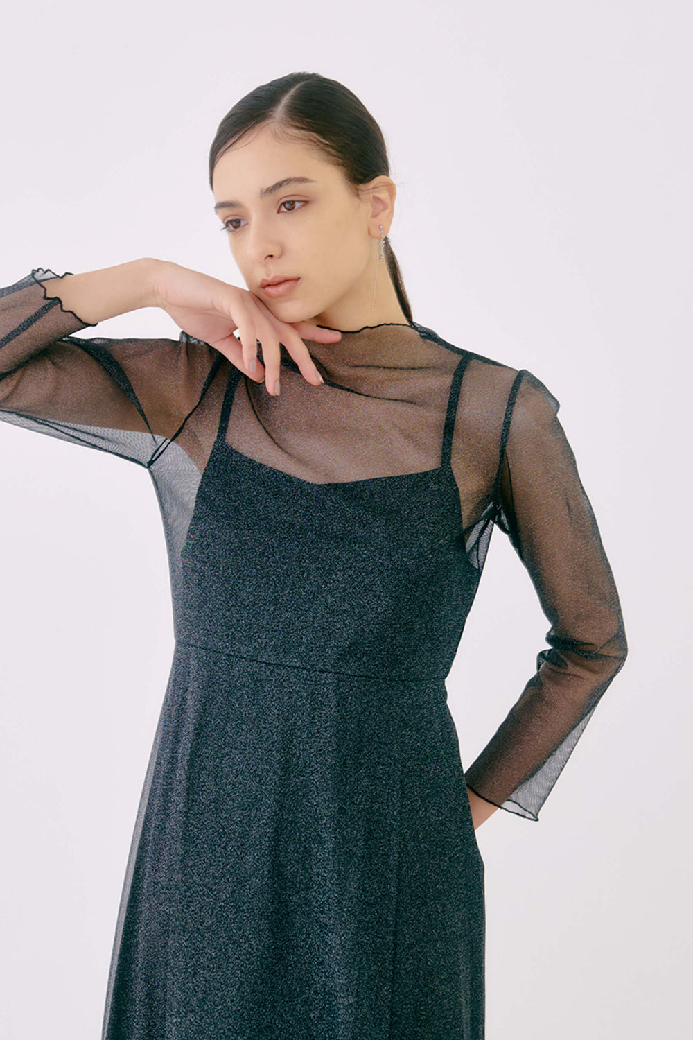 kaene ラメチュールメロウワンピース / 100535 | モデル身長170cm 着用サイズ38 ※black-silver着用