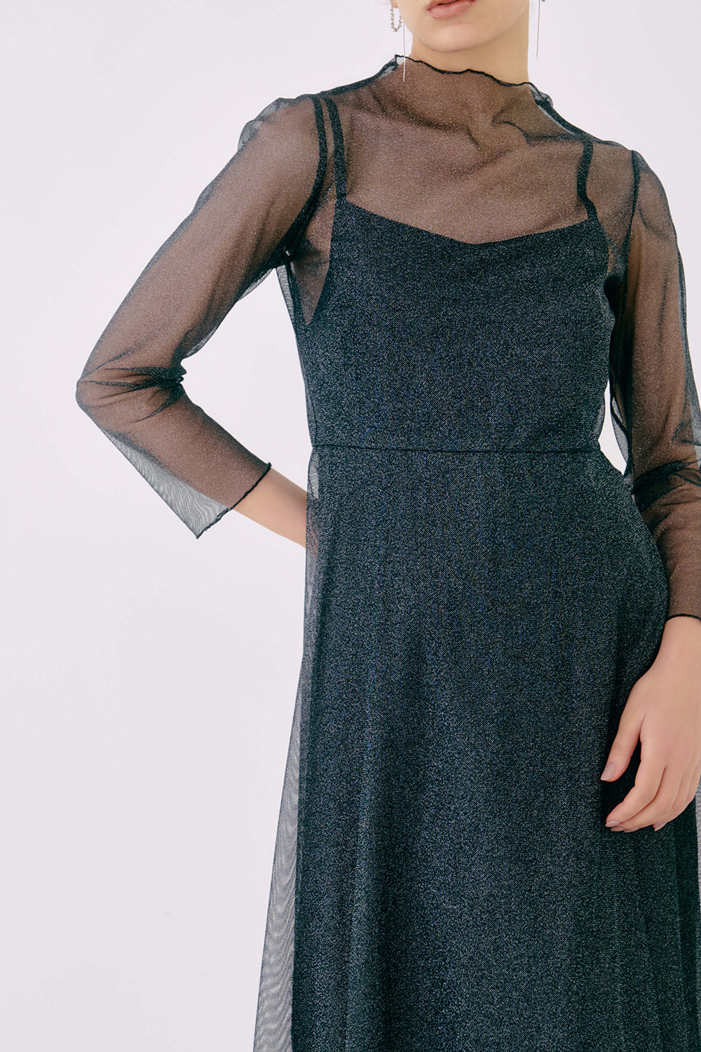 kaene ラメチュールメロウワンピース / 100535 | モデル身長170cm 着用サイズ38 ※black-silver着用