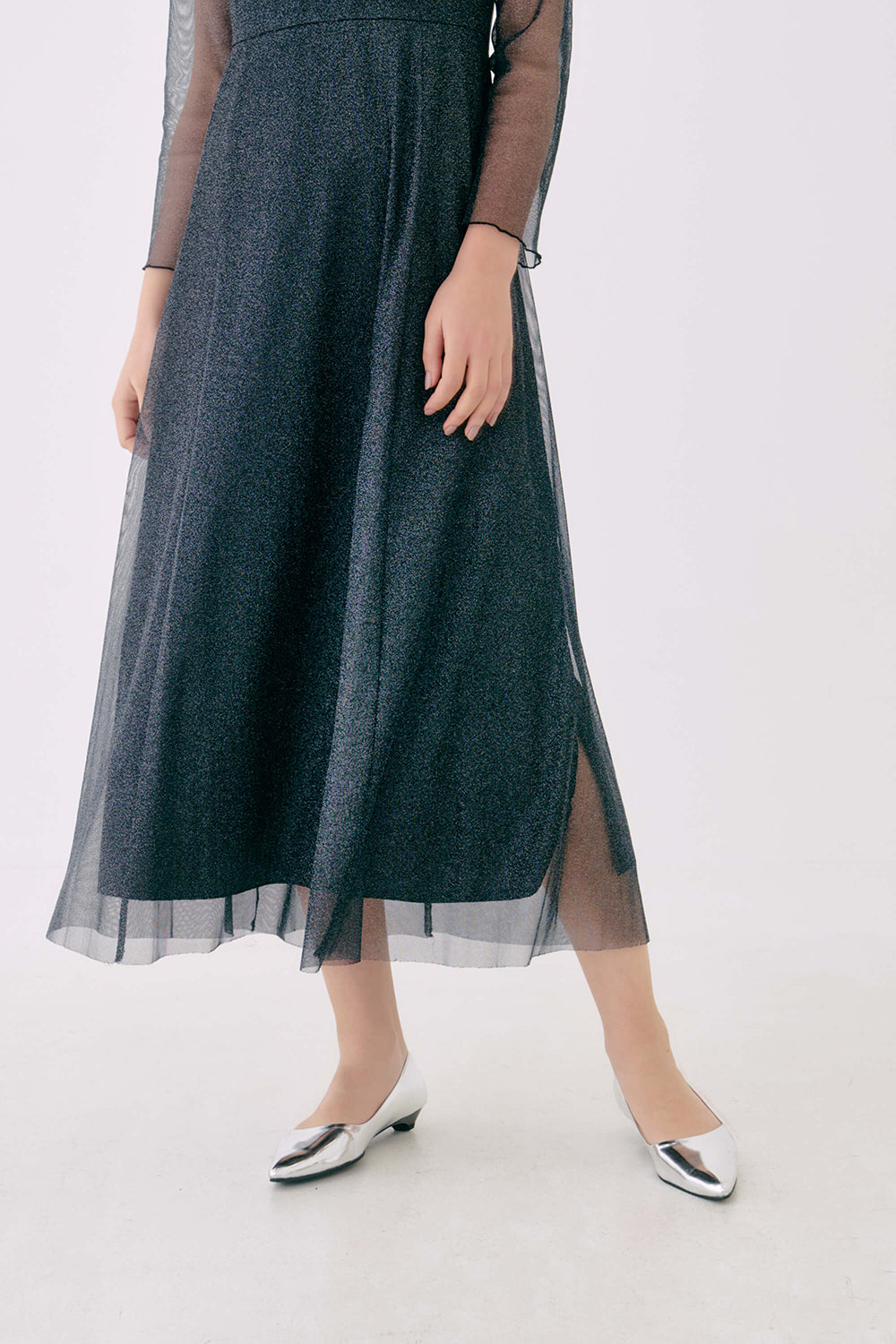 kaene ラメチュールメロウワンピース / 100535 | モデル身長170cm 着用サイズ38 ※black-silver着用