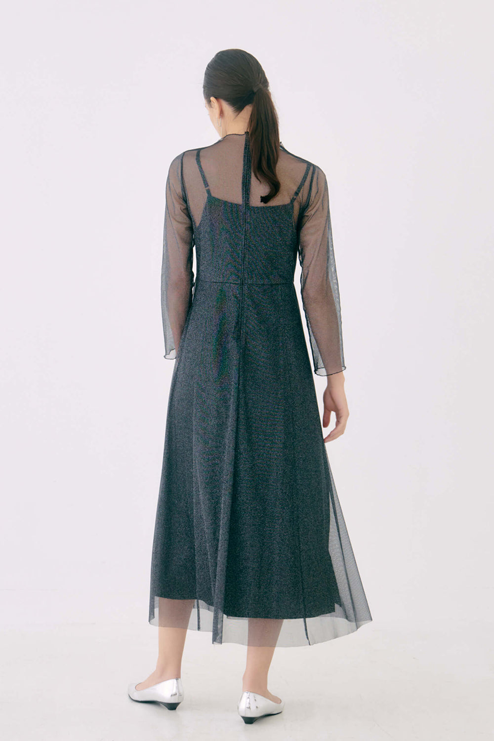 kaene ラメチュールメロウワンピース / 100535 | モデル身長170cm 着用サイズ38 ※black-silver着用