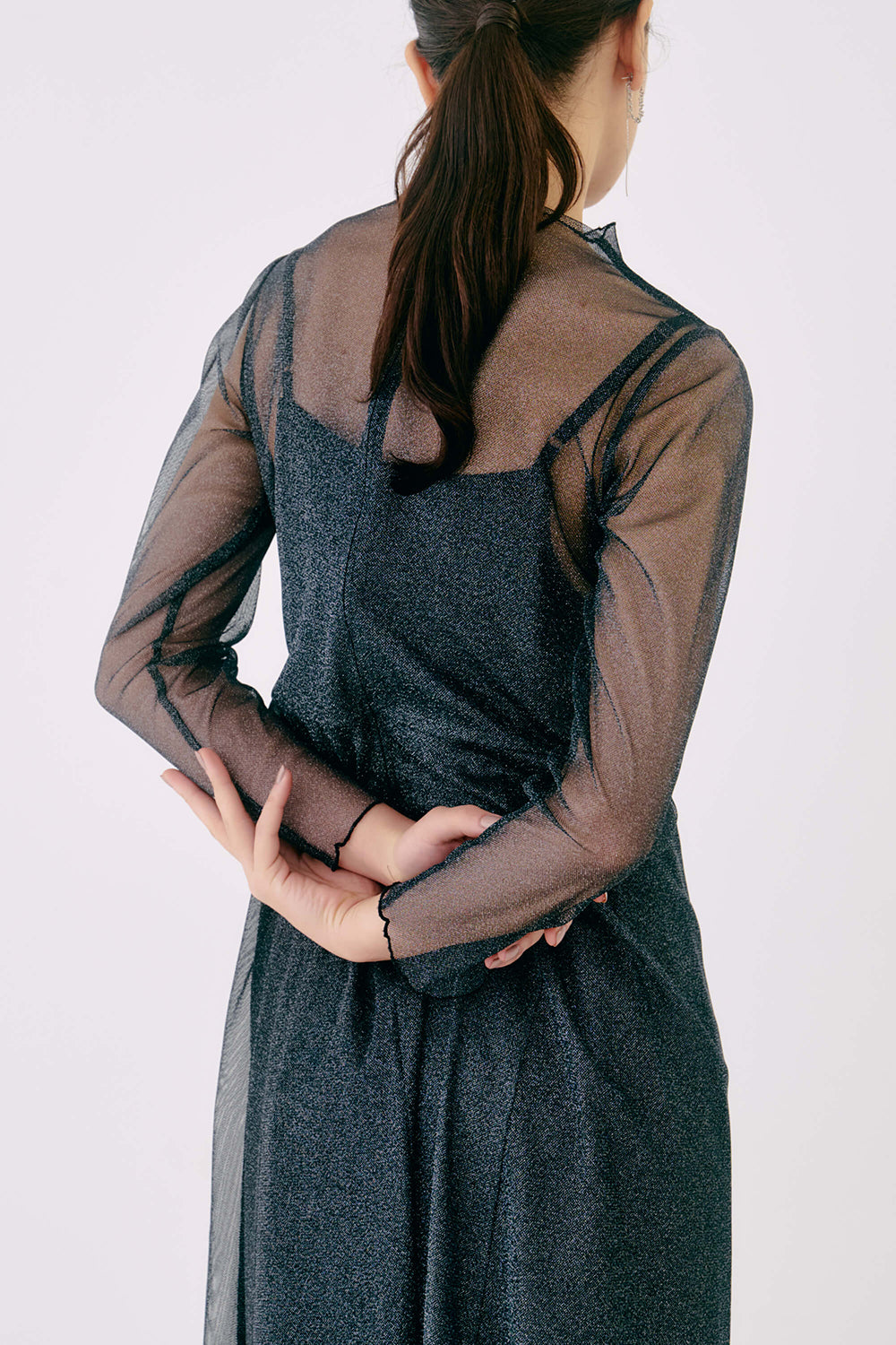 kaene ラメチュールメロウワンピース / 100535 | モデル身長170cm 着用サイズ38 ※black-silver着用