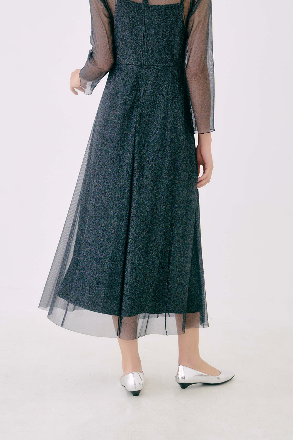 kaene ラメチュールメロウワンピース / 100535 | モデル身長170cm 着用サイズ38 ※black-silver着用