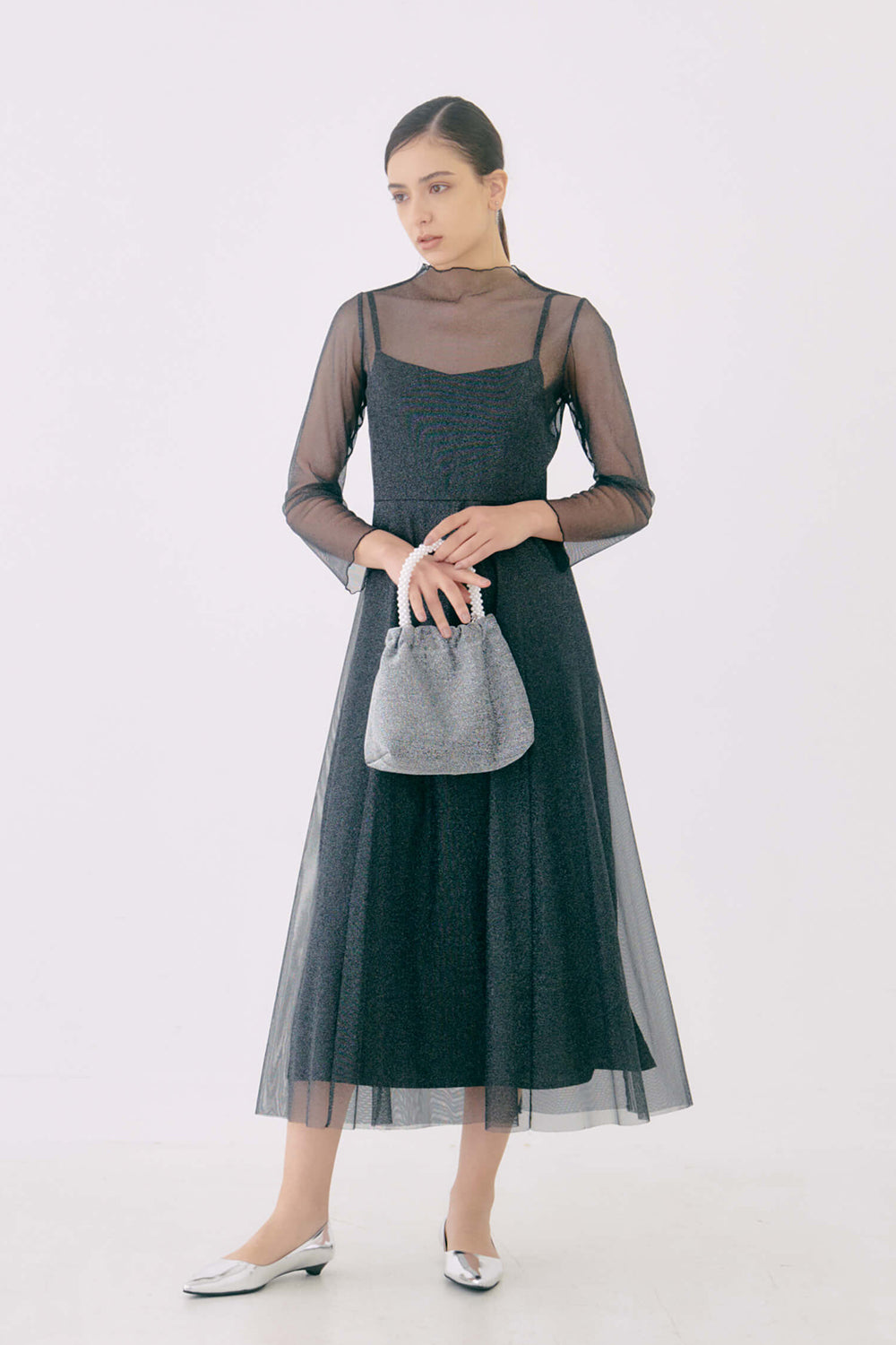 kaene ラメチュールメロウワンピース / 100535 | モデル身長170cm 着用サイズ38 ※black-silver着用