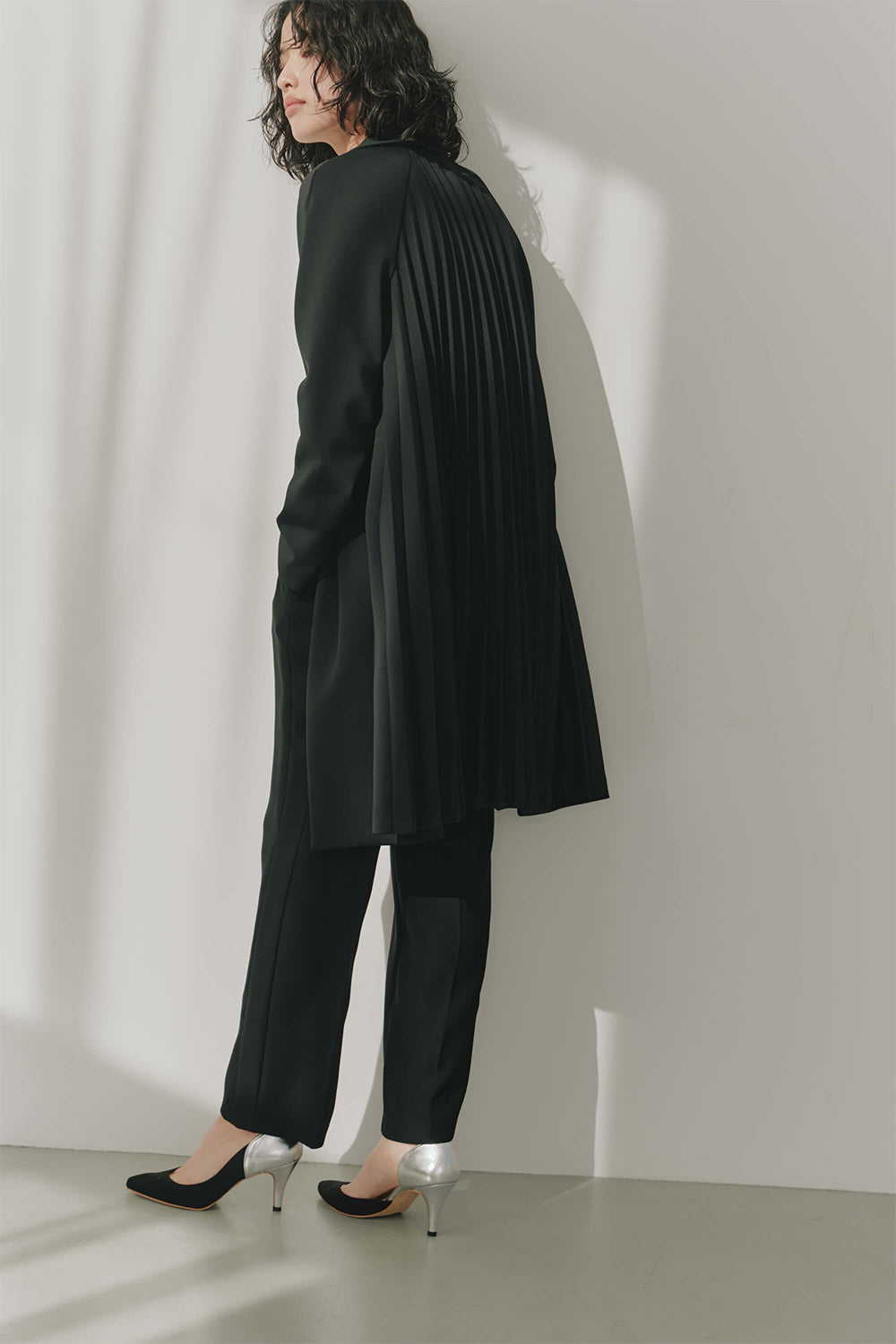 kaene バックプリーツコート / 004074 | モデル身長166cm 着用サイズFREE